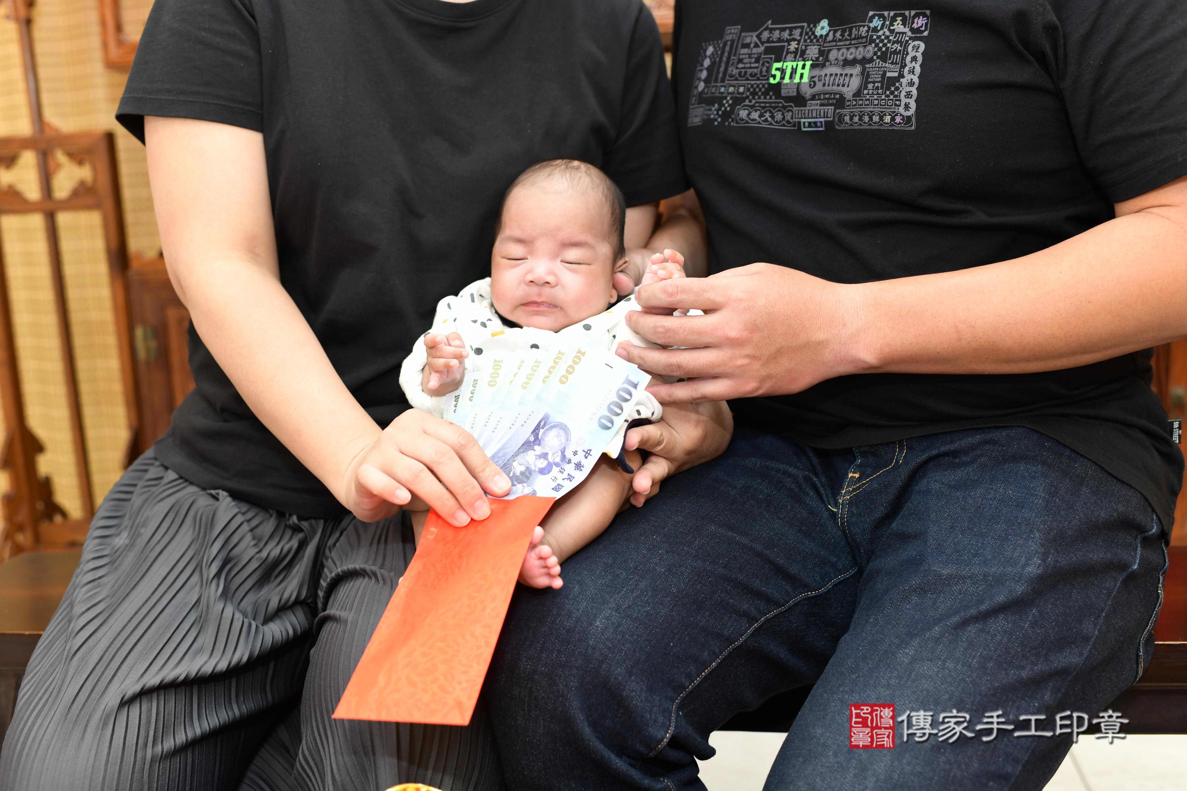 傳家手工印章台南店、抓周、度脺、中國風會場、傳家嬰兒古禮、吉祥話、抓周道具物品24種、拍照。抓周證書。寶寶抓周、滿周歲、生日快樂、祝福