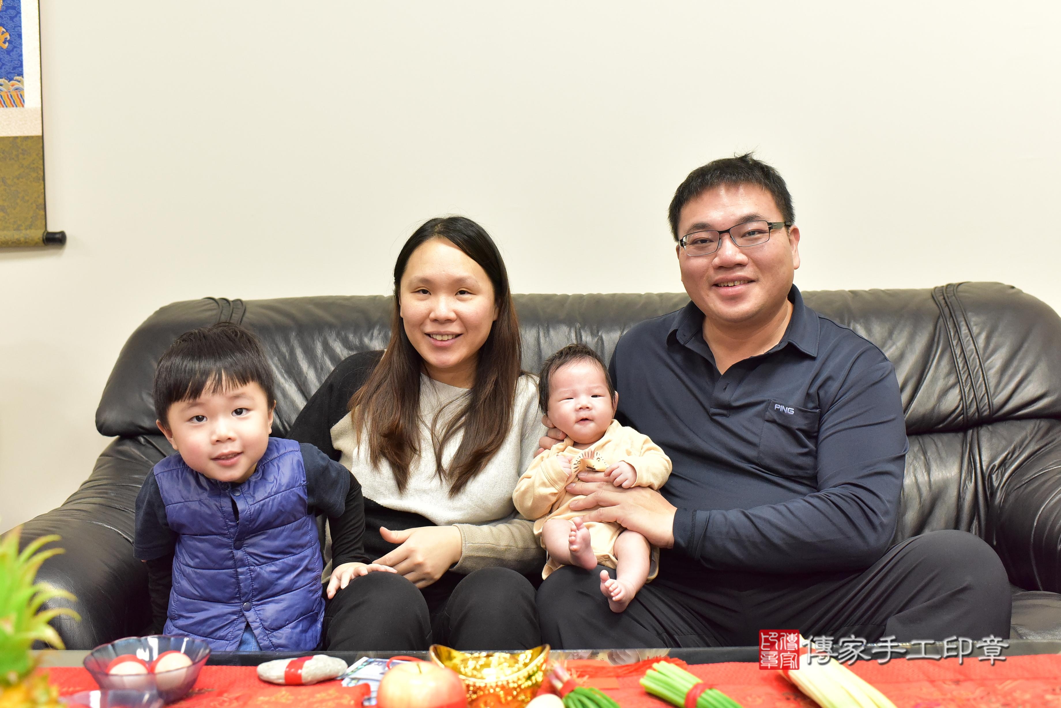 傳家手工印章台南店、抓周、度脺、中國風會場、傳家嬰兒古禮、吉祥話、抓周道具物品24種、拍照。抓周證書。寶寶抓周、滿周歲、生日快樂、祝福