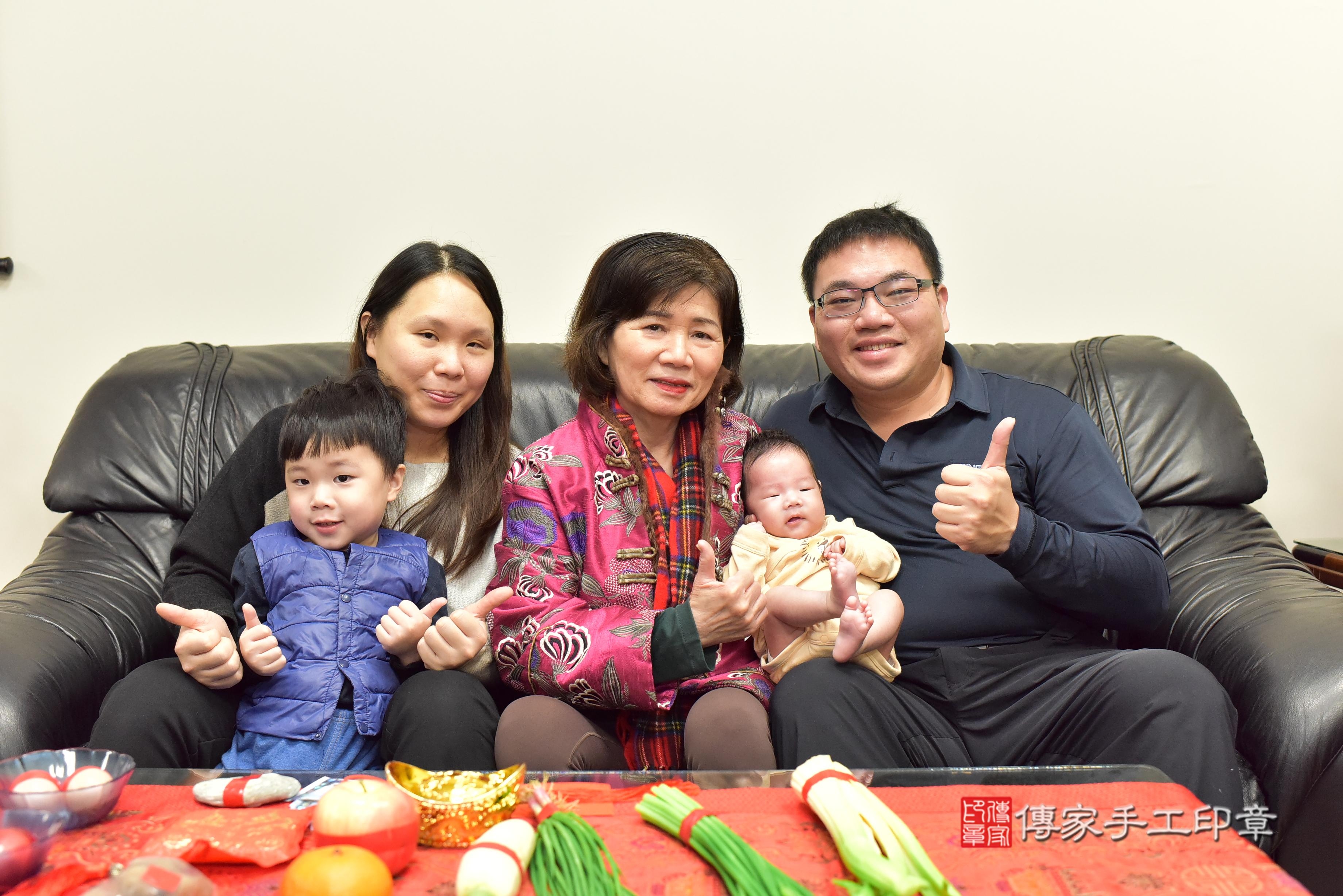 傳家手工印章台南店、抓周、度脺、中國風會場、傳家嬰兒古禮、吉祥話、抓周道具物品24種、拍照。抓周證書。寶寶抓周、滿周歲、生日快樂、祝福