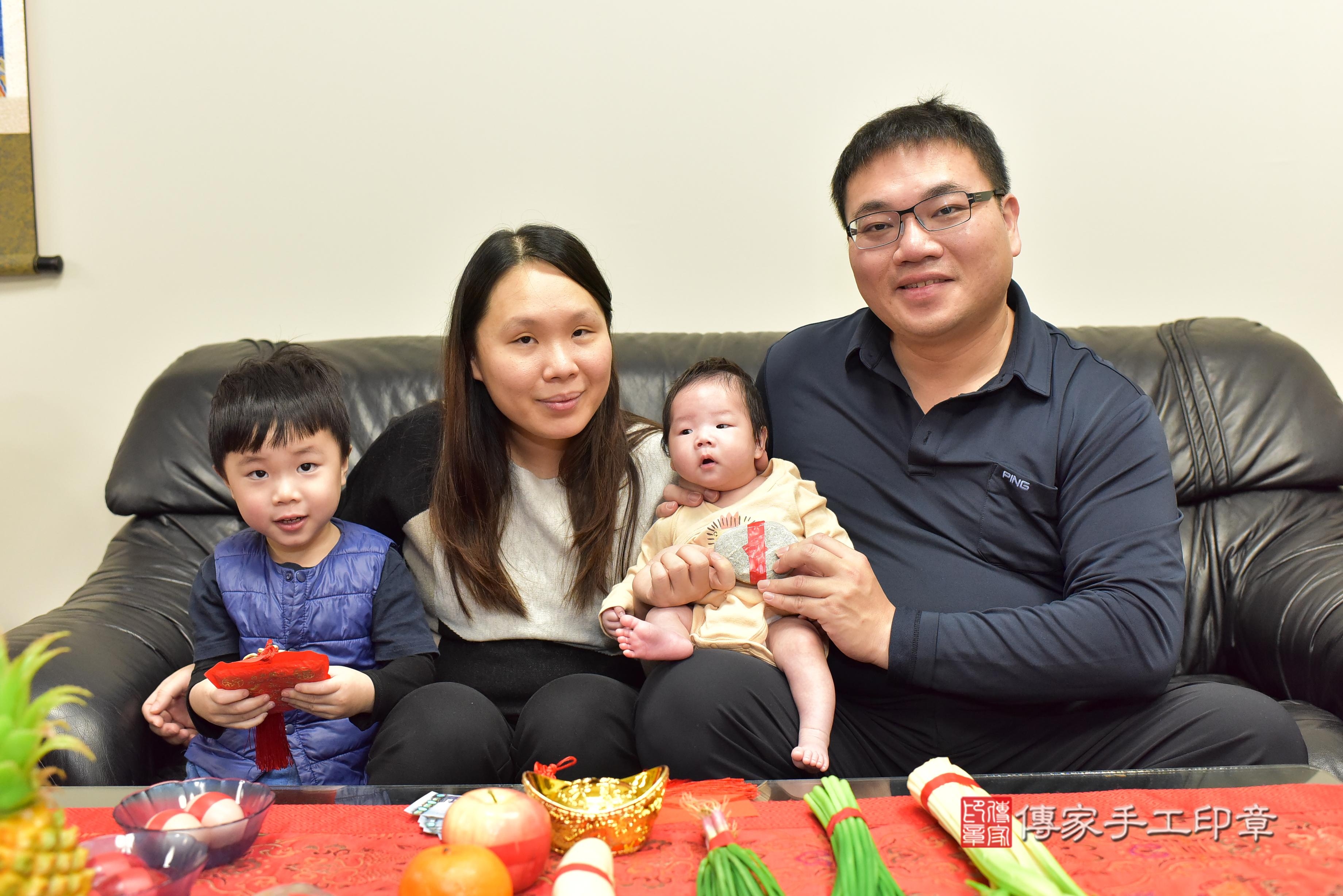 傳家手工印章台南店、抓周、度脺、中國風會場、傳家嬰兒古禮、吉祥話、抓周道具物品24種、拍照。抓周證書。寶寶抓周、滿周歲、生日快樂、祝福