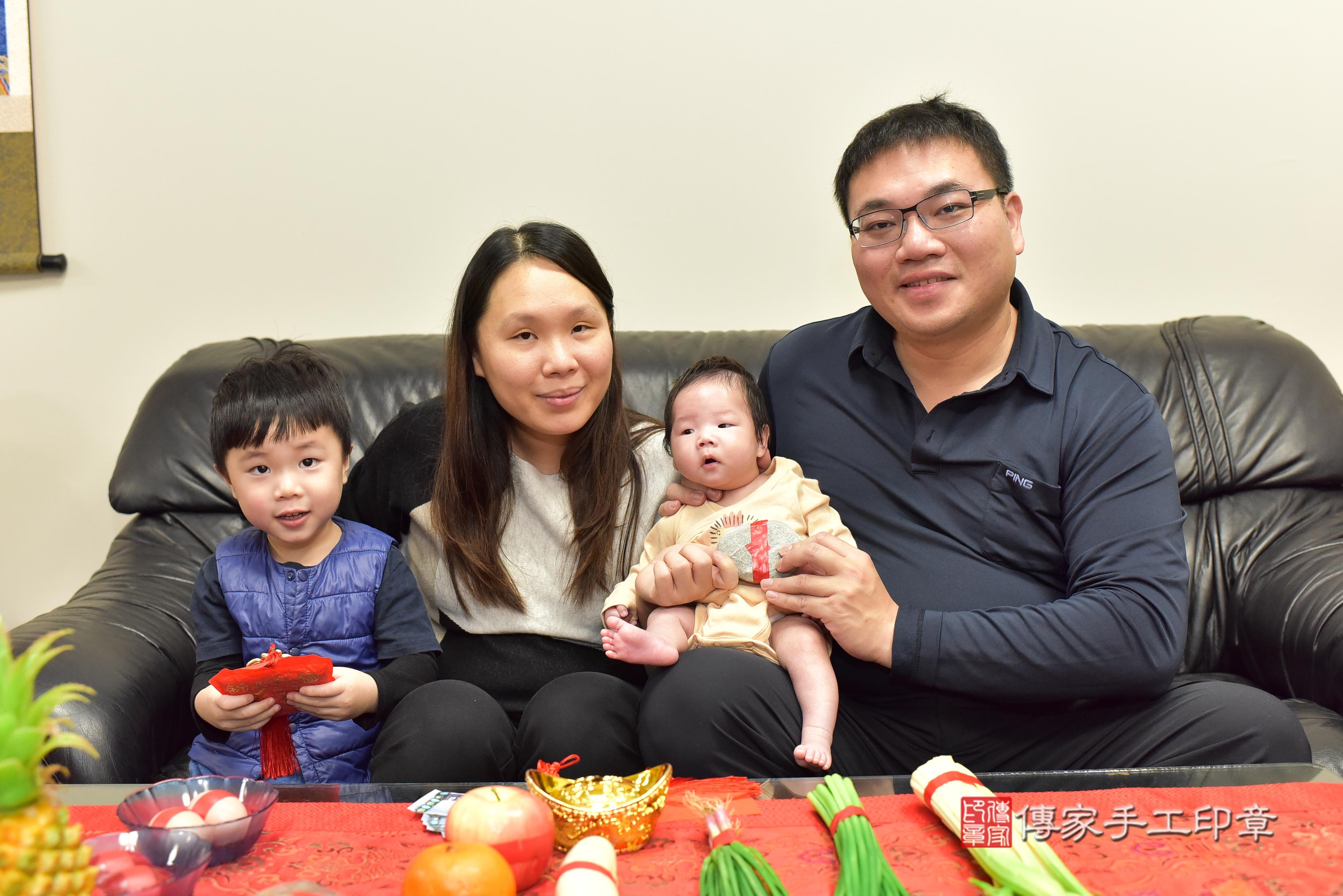 傳家手工印章台南店、抓周、度脺、中國風會場、傳家嬰兒古禮、吉祥話、抓周道具物品24種、拍照。抓周證書。寶寶抓周、滿周歲、生日快樂、祝福