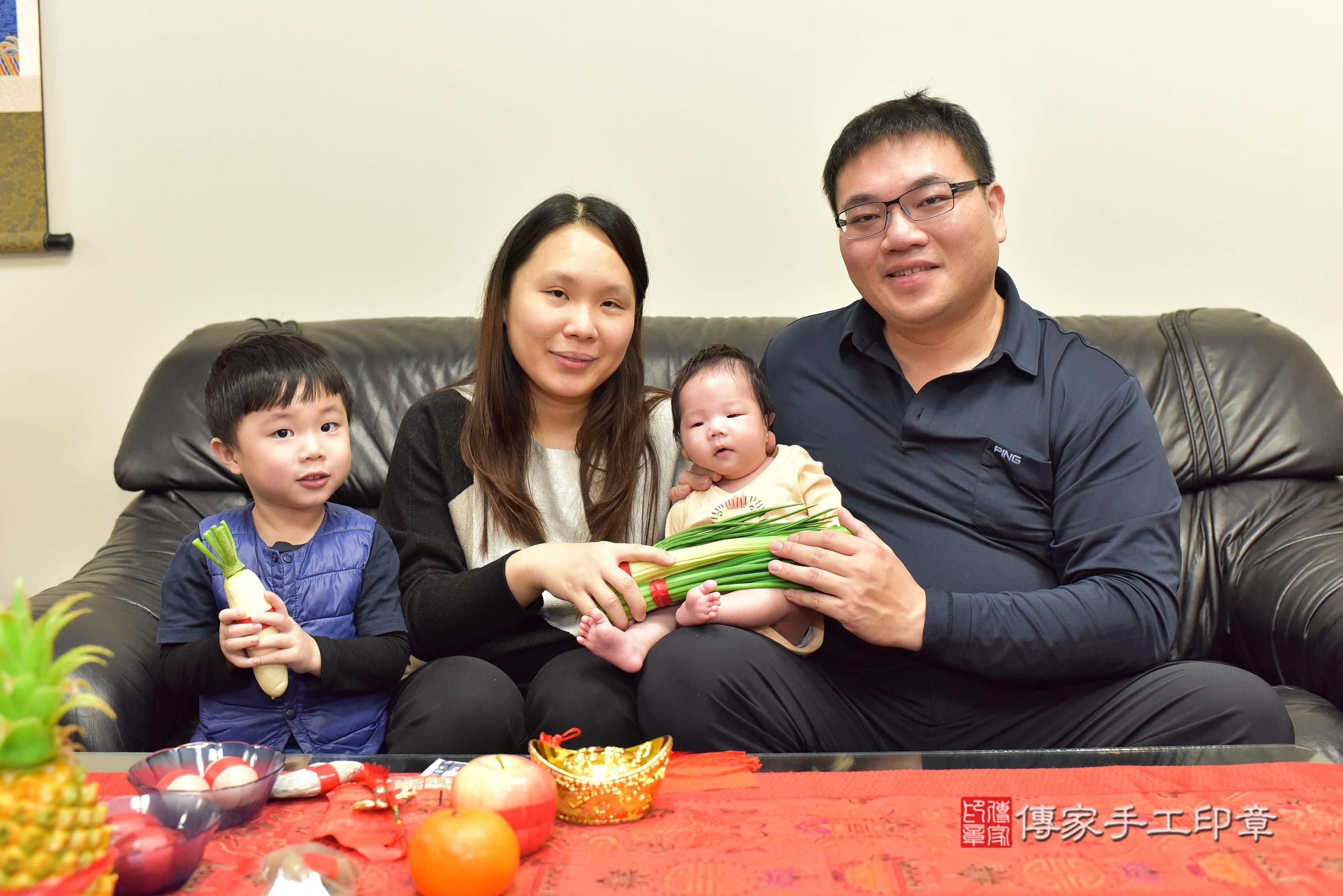 傳家手工印章台南店、抓周、度脺、中國風會場、傳家嬰兒古禮、吉祥話、抓周道具物品24種、拍照。抓周證書。寶寶抓周、滿周歲、生日快樂、祝福