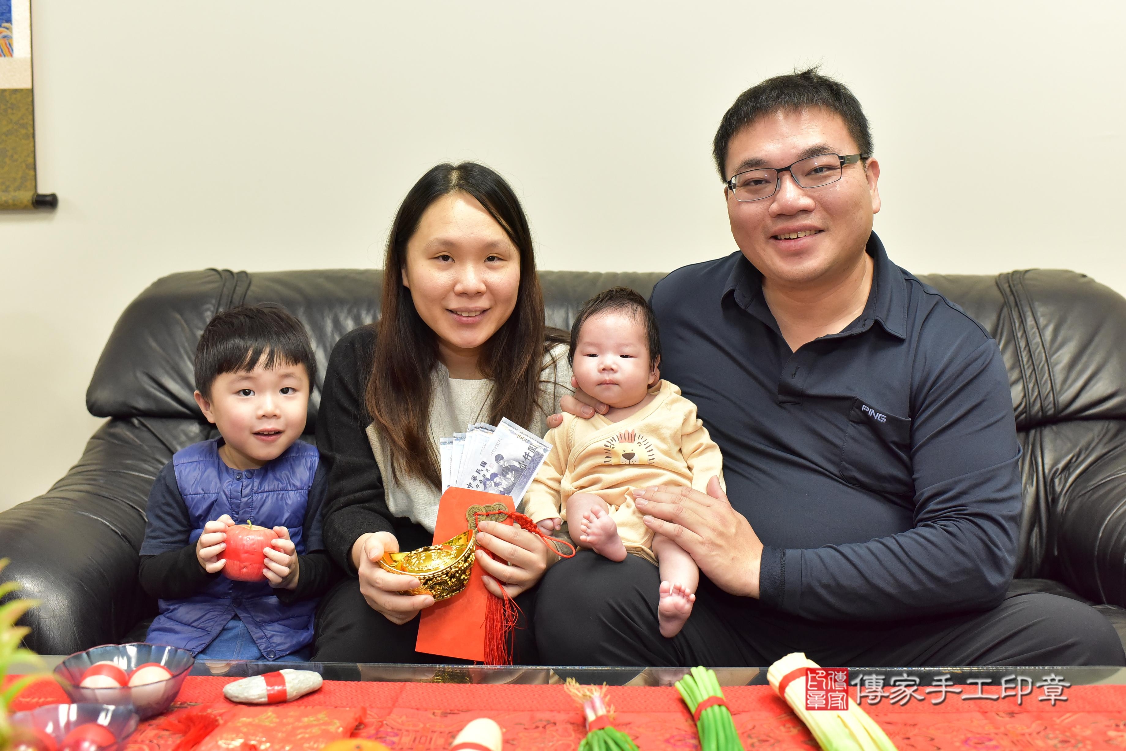 傳家手工印章台南店、抓周、度脺、中國風會場、傳家嬰兒古禮、吉祥話、抓周道具物品24種、拍照。抓周證書。寶寶抓周、滿周歲、生日快樂、祝福