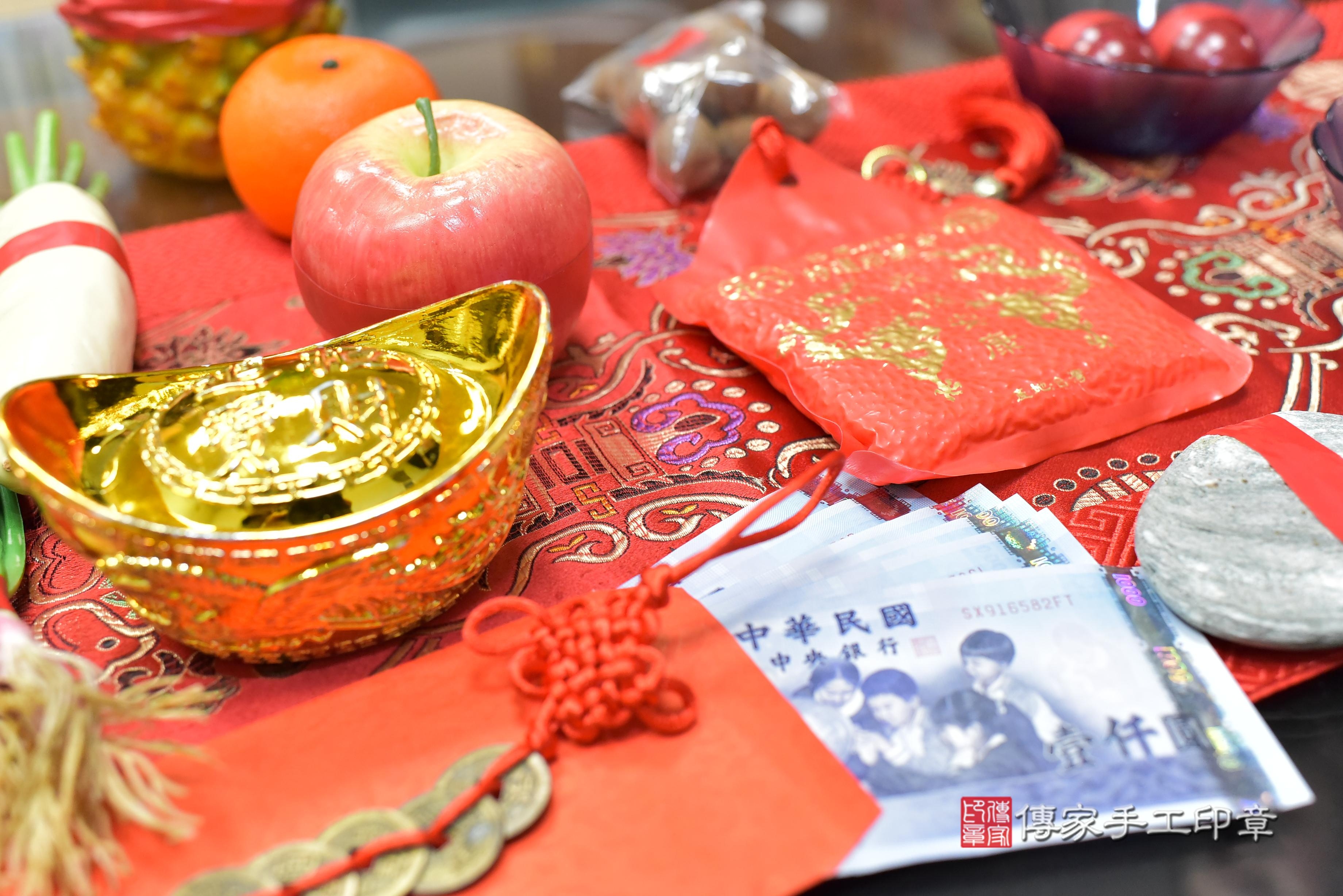 傳家手工印章台南店、抓周、度脺、中國風會場、傳家嬰兒古禮、吉祥話、抓周道具物品24種、拍照。抓周證書。寶寶抓周、滿周歲、生日快樂、祝福