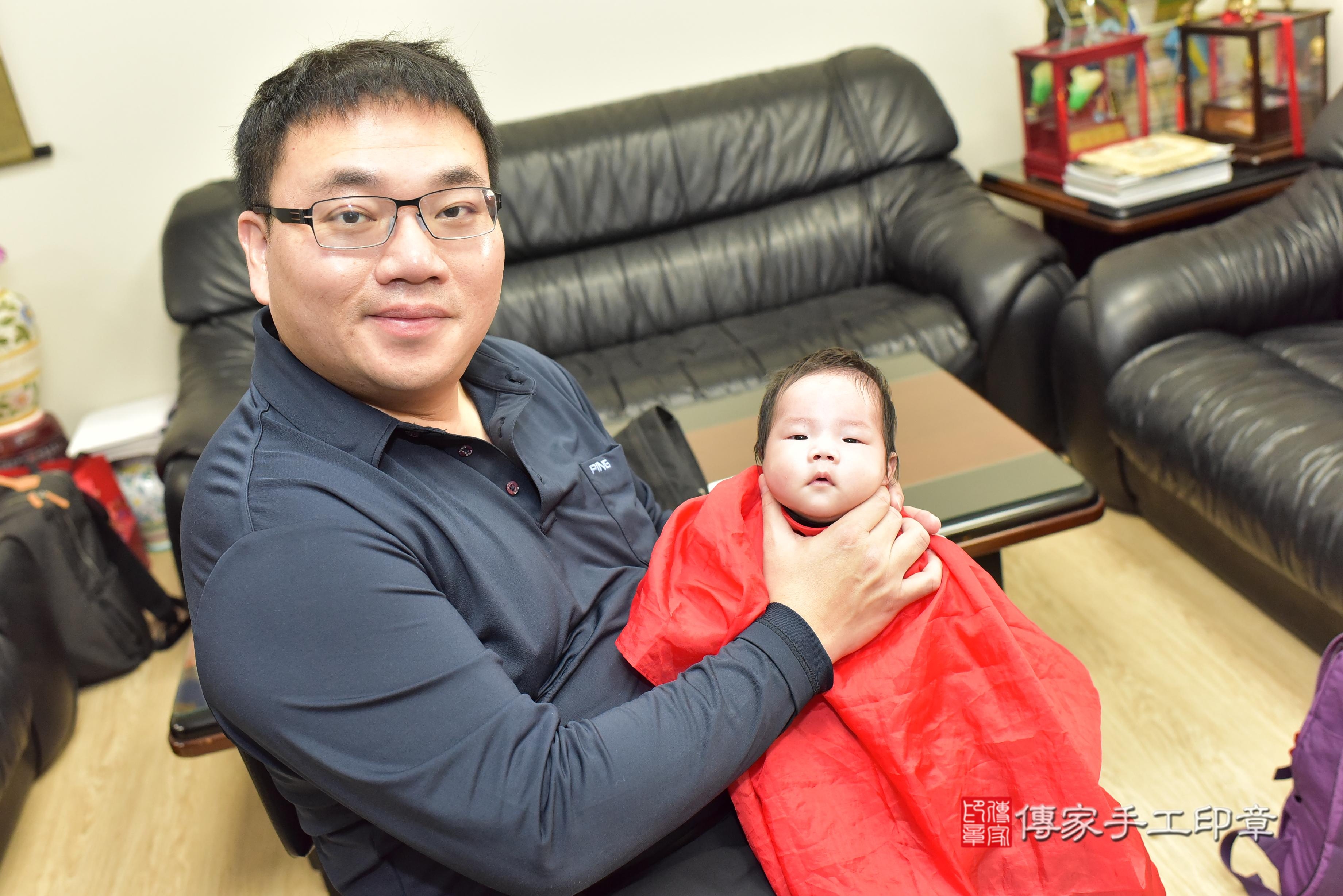 傳家手工印章台南店、抓周、度脺、中國風會場、傳家嬰兒古禮、吉祥話、抓周道具物品24種、拍照。抓周證書。寶寶抓周、滿周歲、生日快樂、祝福