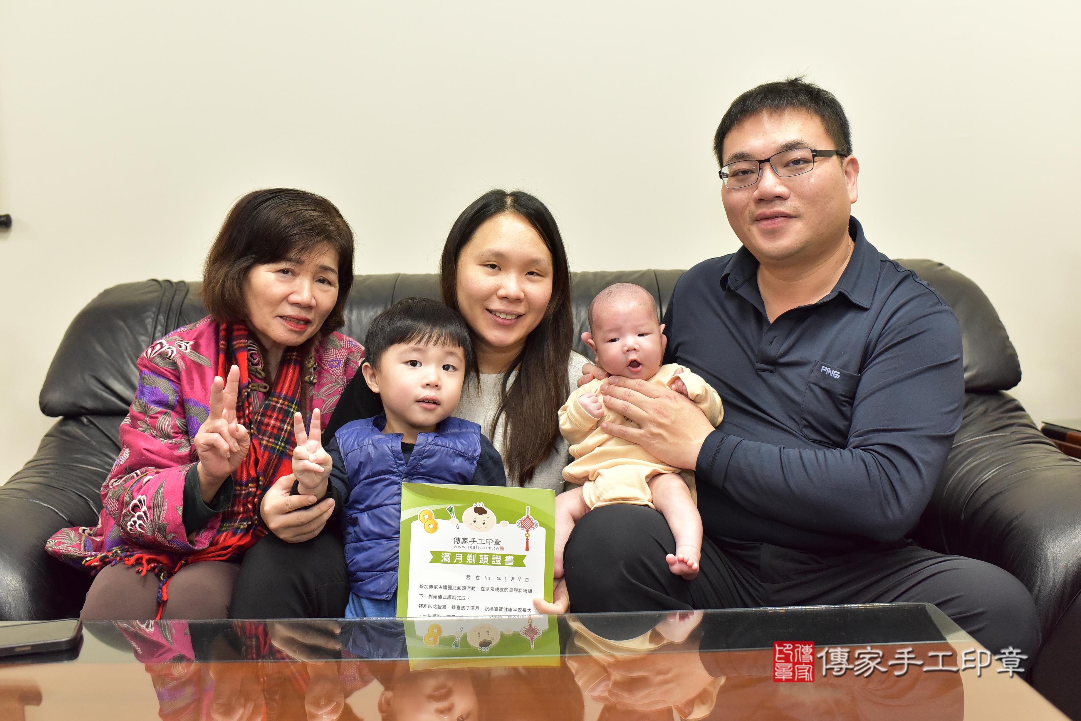 傳家手工印章台南店、抓周、度脺、中國風會場、傳家嬰兒古禮、吉祥話、抓周道具物品24種、拍照。抓周證書。寶寶抓周、滿周歲、生日快樂、祝福