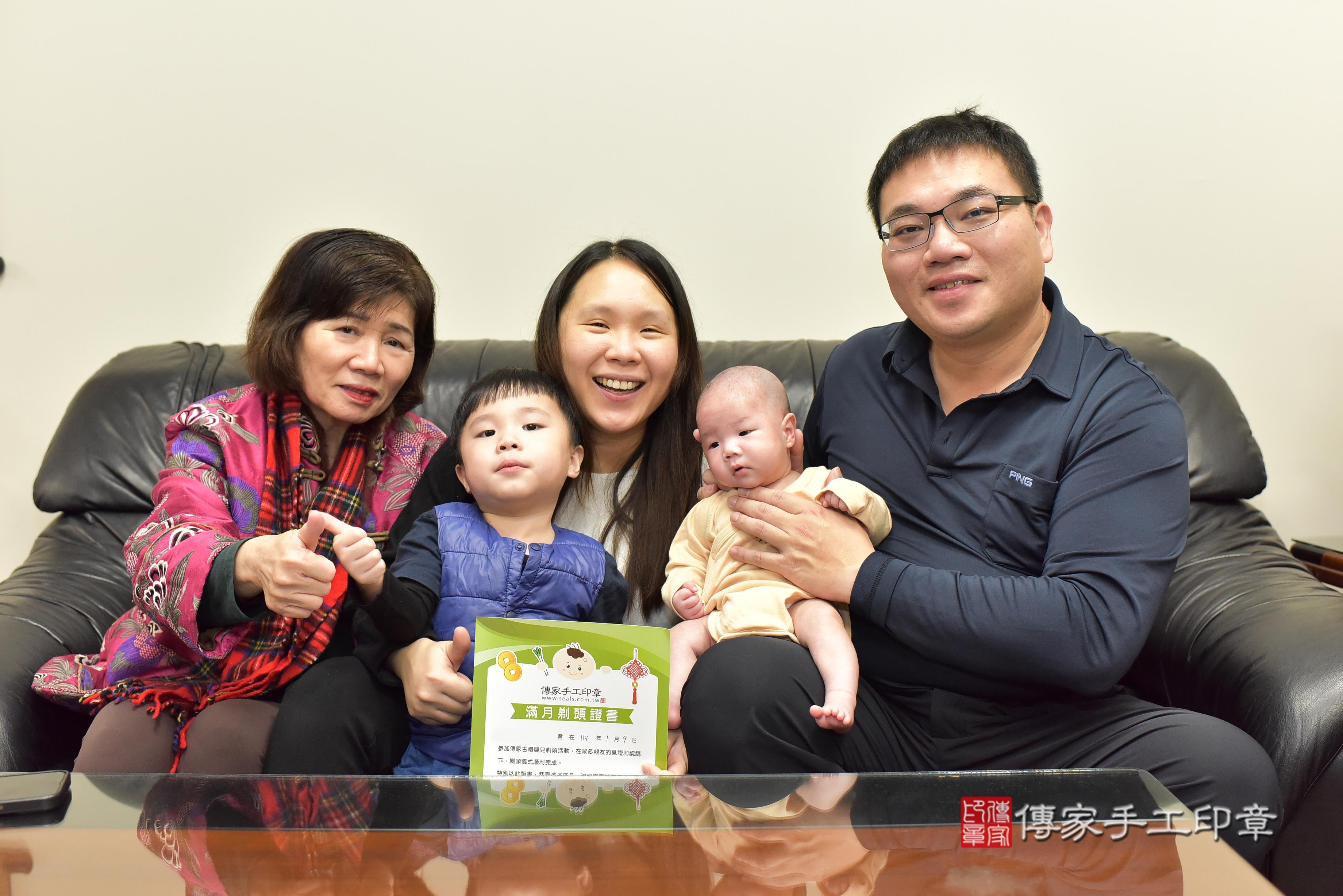 傳家手工印章台南店、抓周、度脺、中國風會場、傳家嬰兒古禮、吉祥話、抓周道具物品24種、拍照。抓周證書。寶寶抓周、滿周歲、生日快樂、祝福