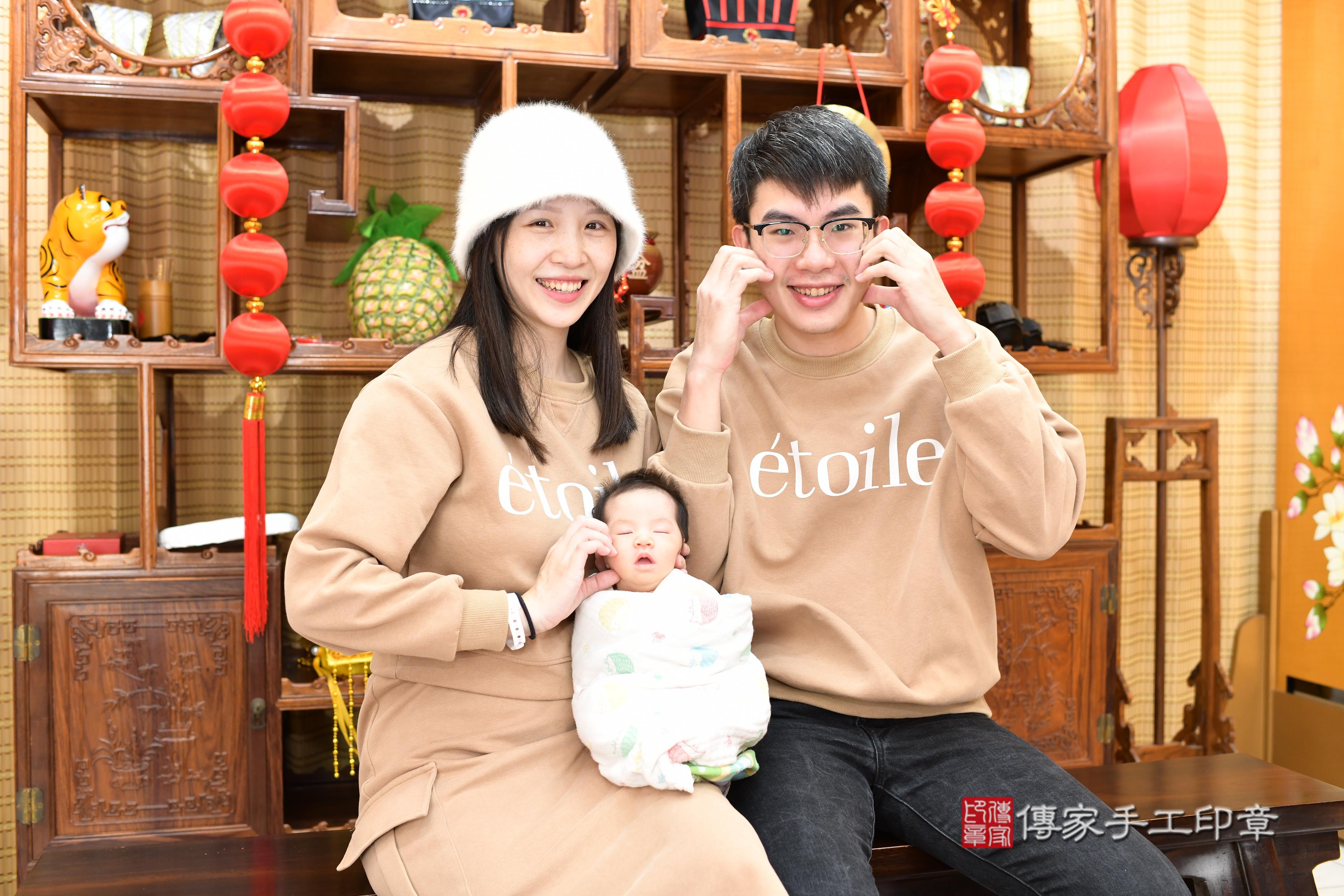 傳家手工印章台南店、抓周、度脺、中國風會場、傳家嬰兒古禮、吉祥話、抓周道具物品24種、拍照。抓周證書。寶寶抓周、滿周歲、生日快樂、祝福