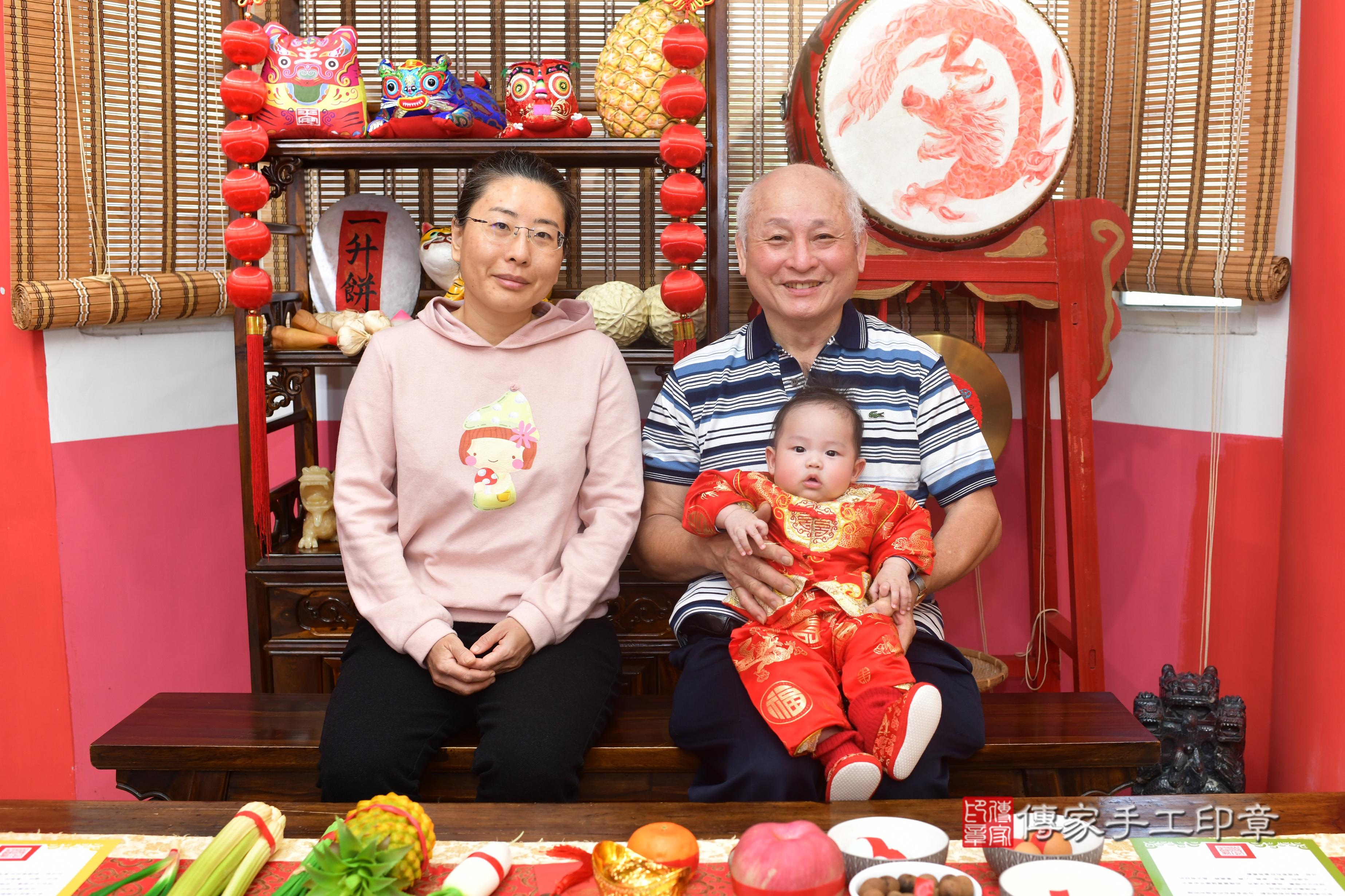 傳家手工印章高雄店、抓周、度脺、中國風會場、傳家嬰兒古禮、吉祥話、抓周道具物品24種、拍照。抓周證書。寶寶抓周、滿周歲、生日快樂、祝福