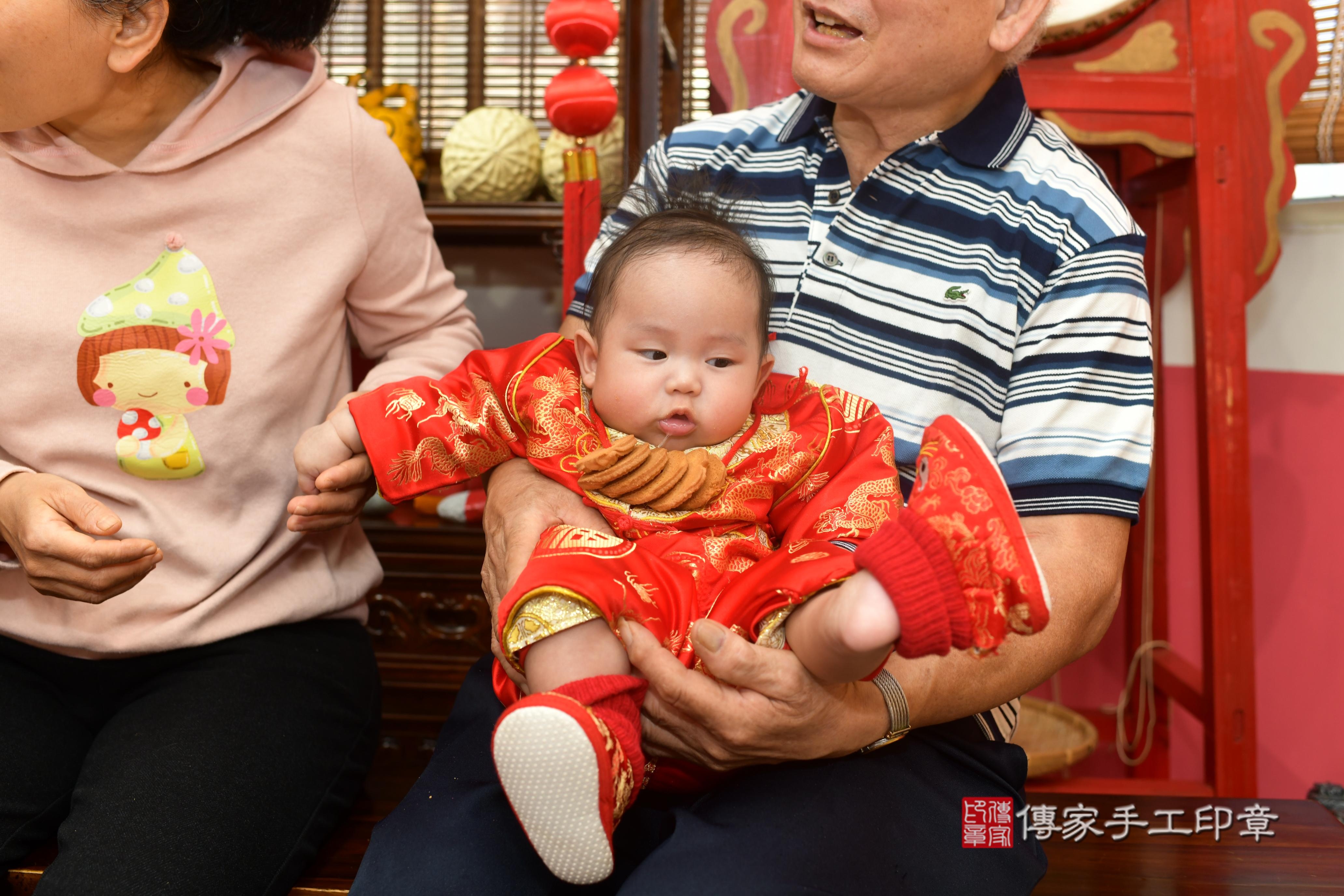 傳家手工印章高雄店、抓周、度脺、中國風會場、傳家嬰兒古禮、吉祥話、抓周道具物品24種、拍照。抓周證書。寶寶抓周、滿周歲、生日快樂、祝福