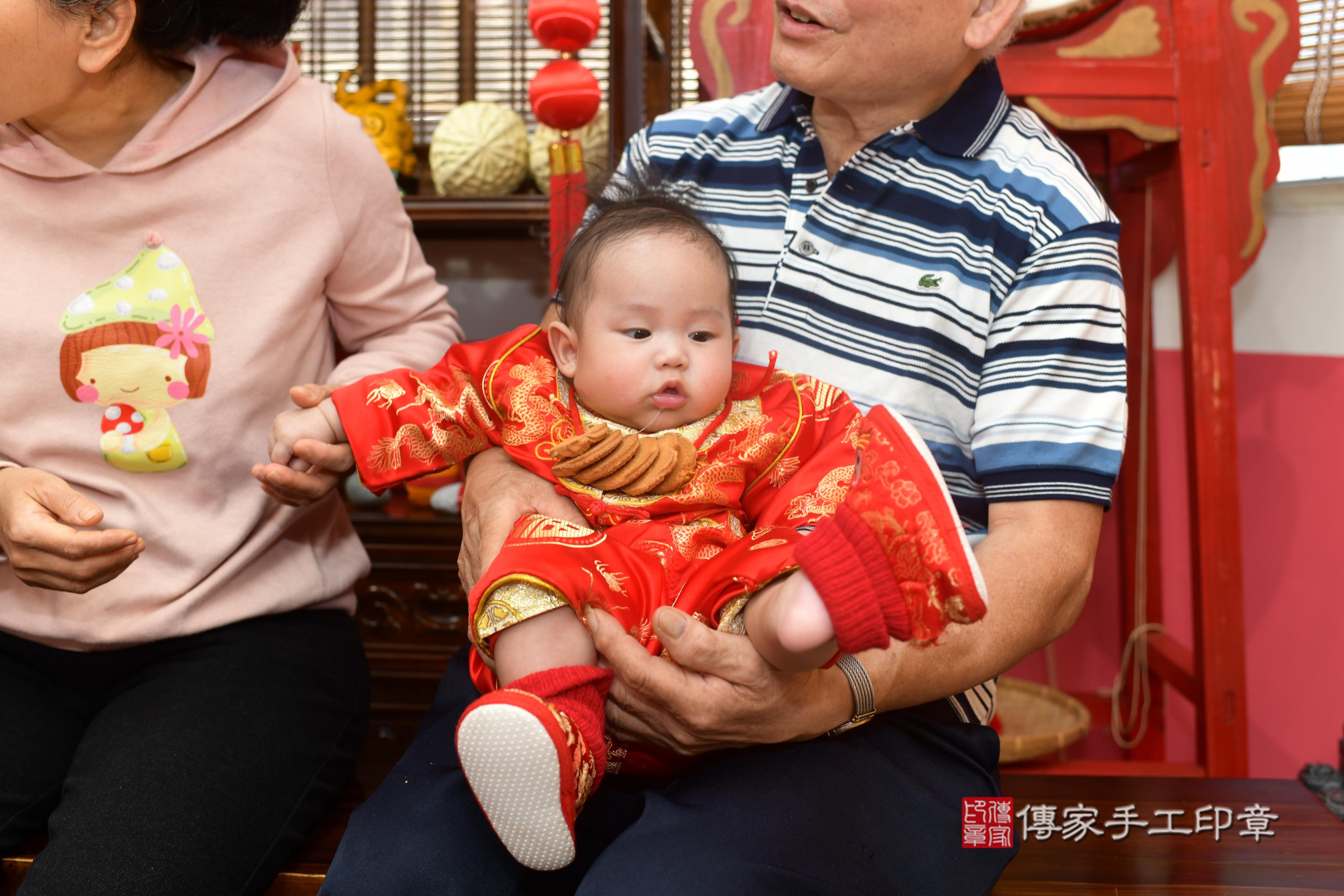 傳家手工印章高雄店、抓周、度脺、中國風會場、傳家嬰兒古禮、吉祥話、抓周道具物品24種、拍照。抓周證書。寶寶抓周、滿周歲、生日快樂、祝福