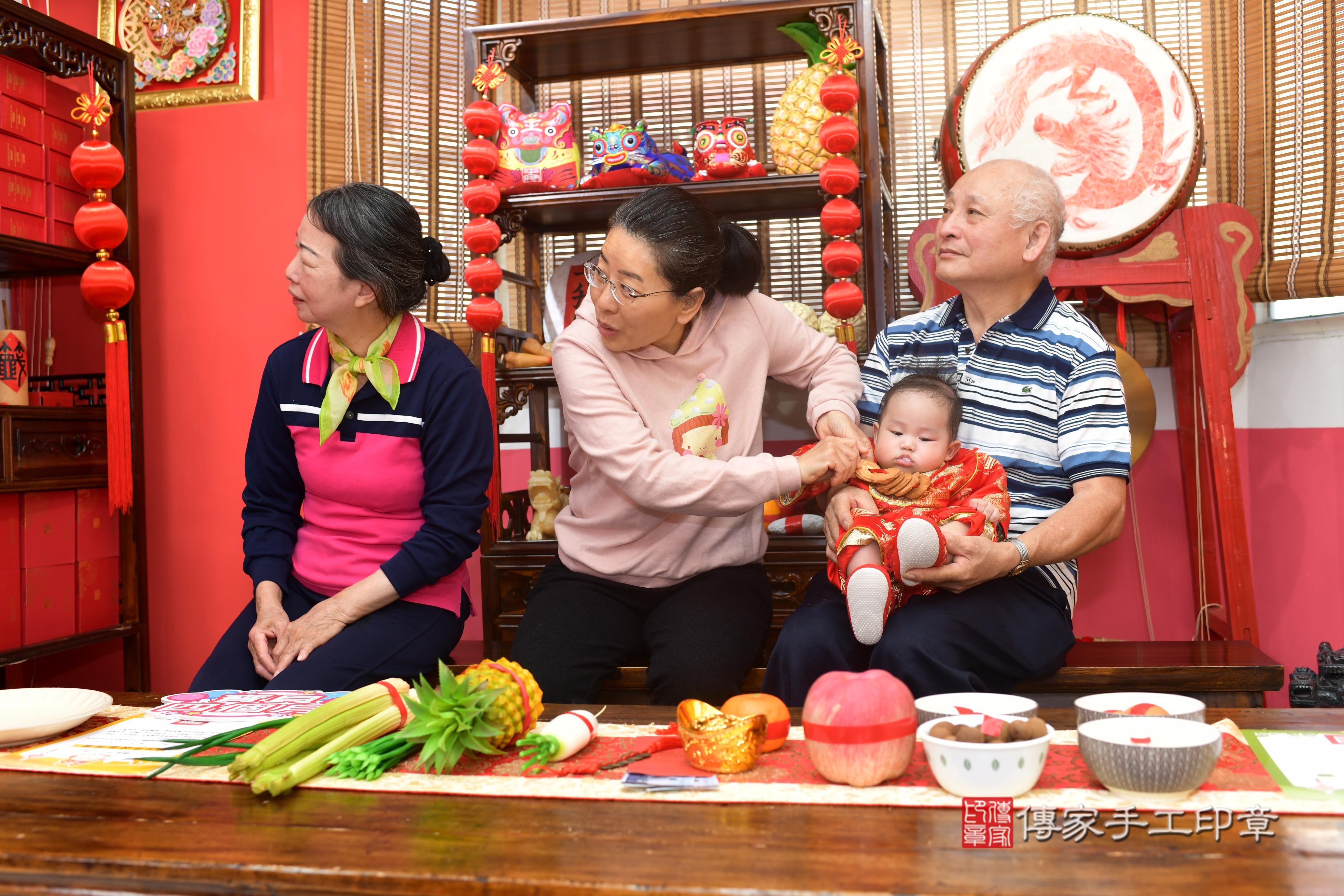 傳家手工印章高雄店、抓周、度脺、中國風會場、傳家嬰兒古禮、吉祥話、抓周道具物品24種、拍照。抓周證書。寶寶抓周、滿周歲、生日快樂、祝福