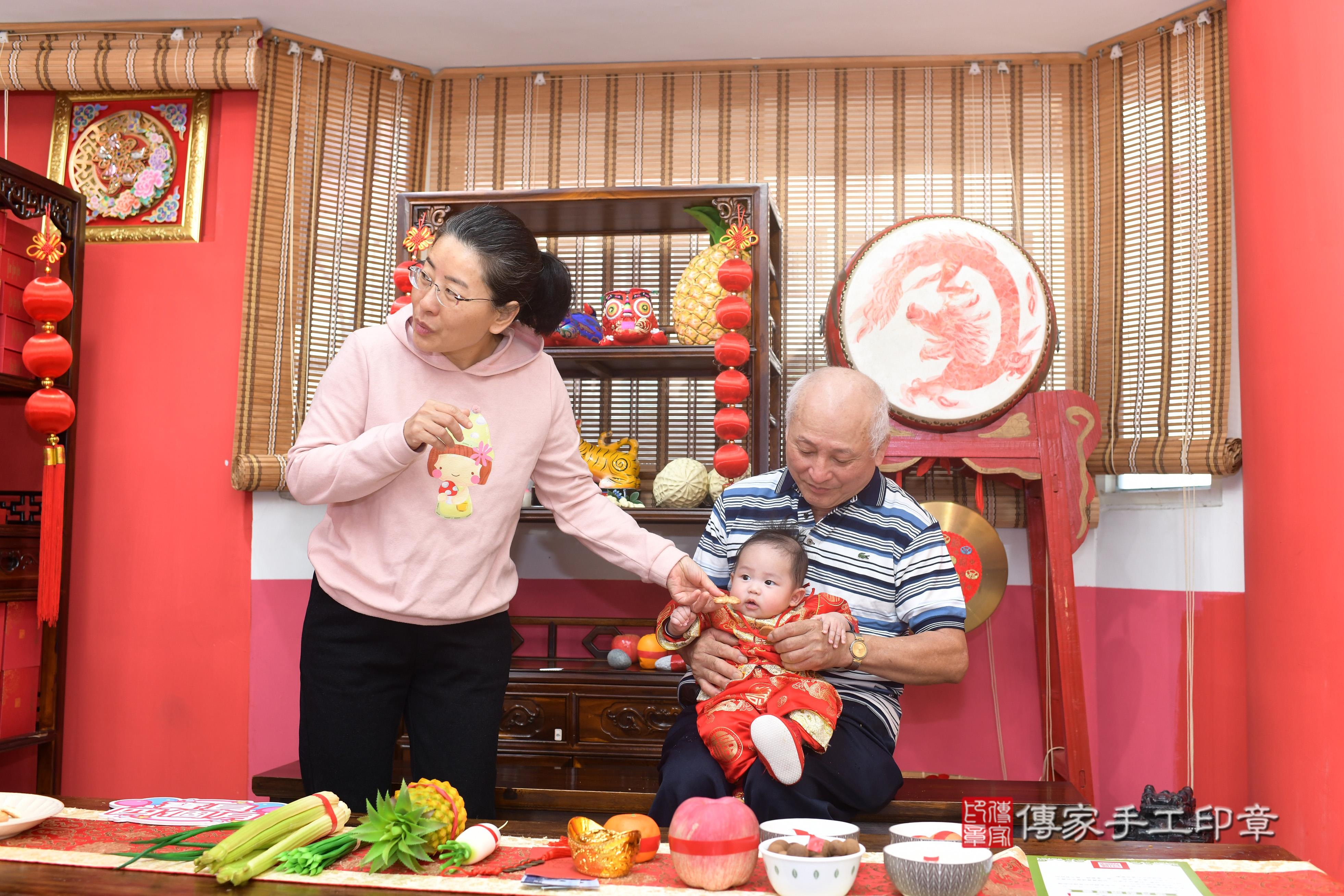 傳家手工印章高雄店、抓周、度脺、中國風會場、傳家嬰兒古禮、吉祥話、抓周道具物品24種、拍照。抓周證書。寶寶抓周、滿周歲、生日快樂、祝福