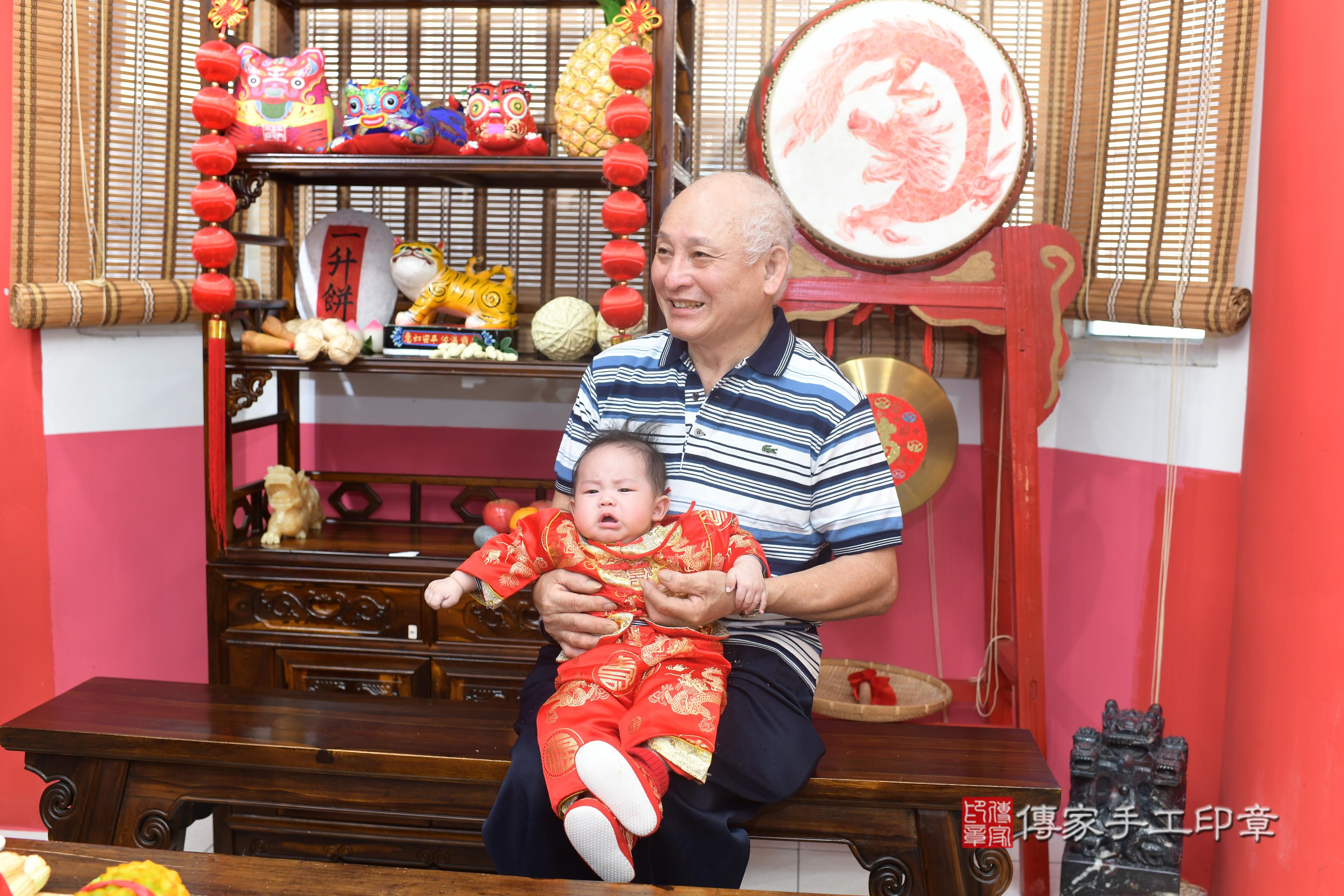 傳家手工印章高雄店、抓周、度脺、中國風會場、傳家嬰兒古禮、吉祥話、抓周道具物品24種、拍照。抓周證書。寶寶抓周、滿周歲、生日快樂、祝福