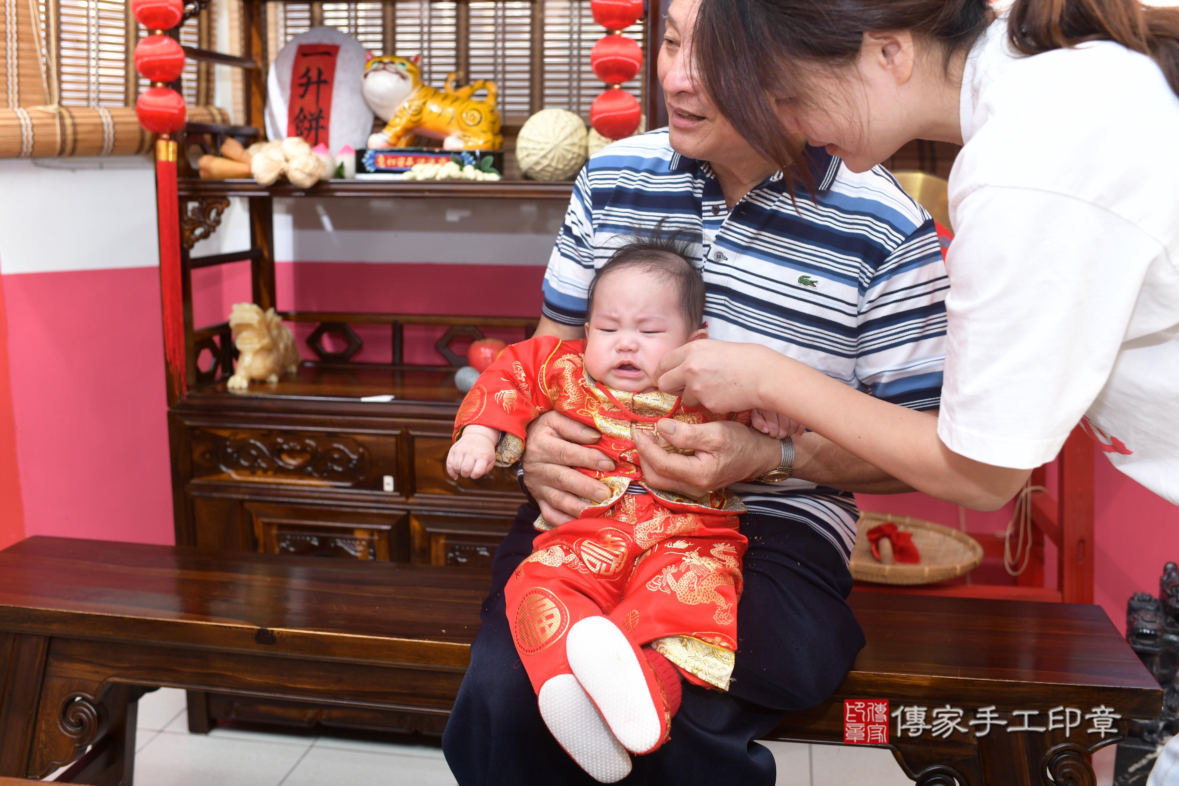傳家手工印章高雄店、抓周、度脺、中國風會場、傳家嬰兒古禮、吉祥話、抓周道具物品24種、拍照。抓周證書。寶寶抓周、滿周歲、生日快樂、祝福
