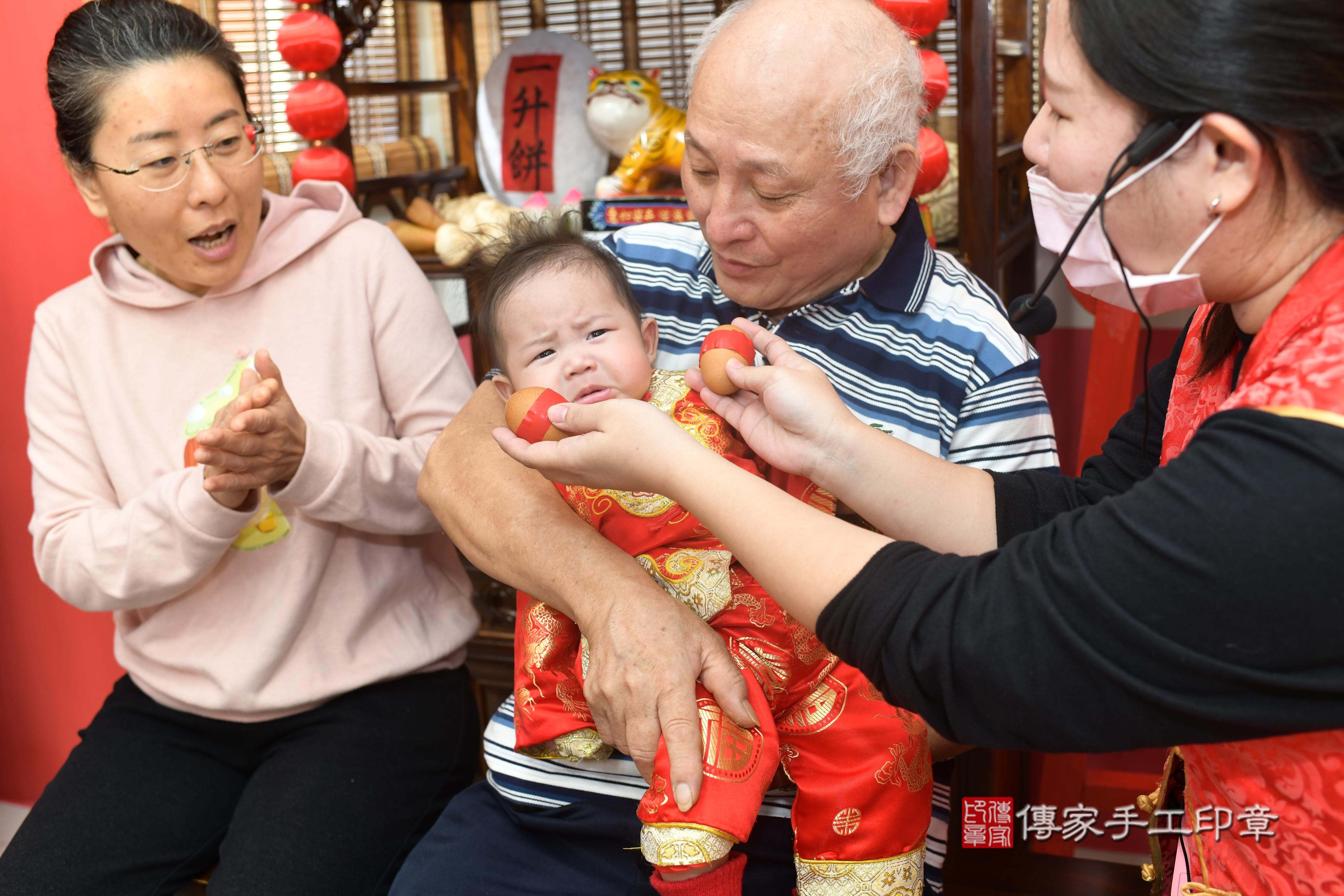 傳家手工印章高雄店、抓周、度脺、中國風會場、傳家嬰兒古禮、吉祥話、抓周道具物品24種、拍照。抓周證書。寶寶抓周、滿周歲、生日快樂、祝福