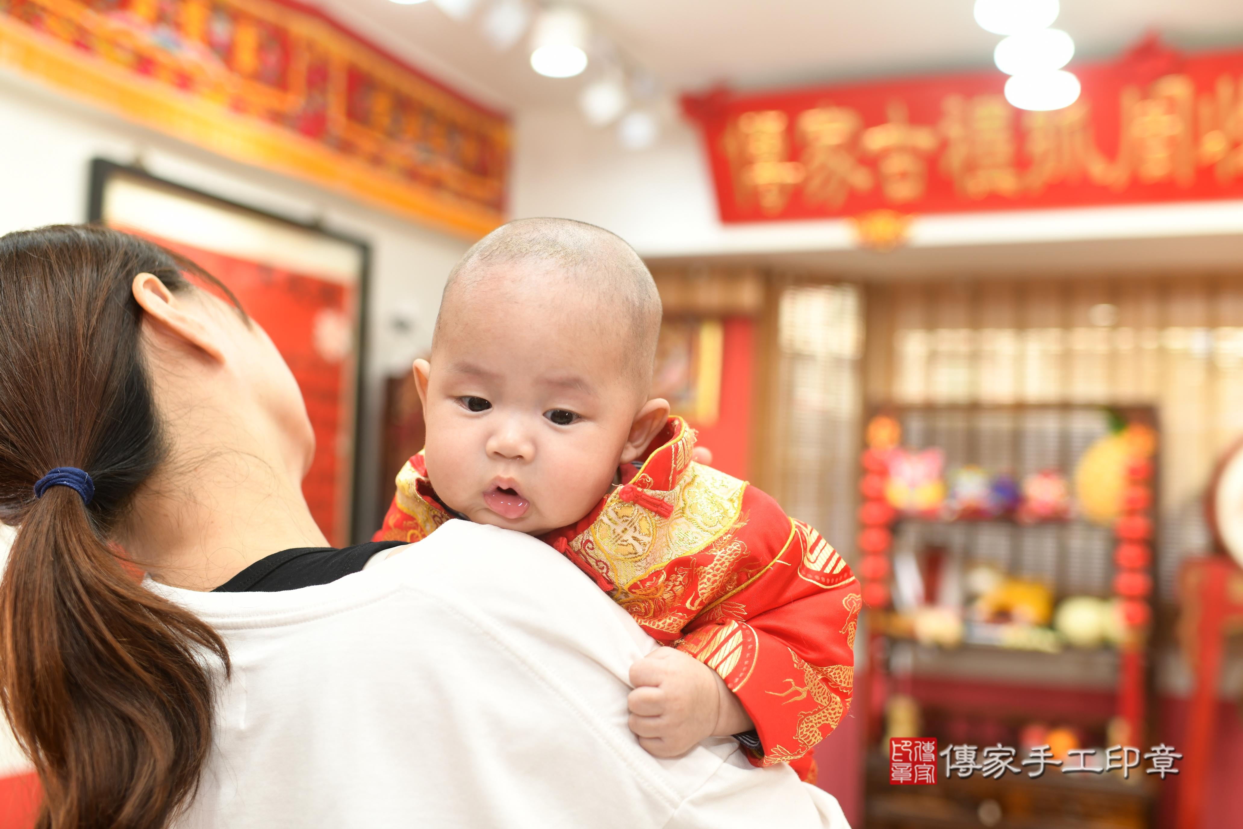 傳家手工印章高雄店、抓周、度脺、中國風會場、傳家嬰兒古禮、吉祥話、抓周道具物品24種、拍照。抓周證書。寶寶抓周、滿周歲、生日快樂、祝福
