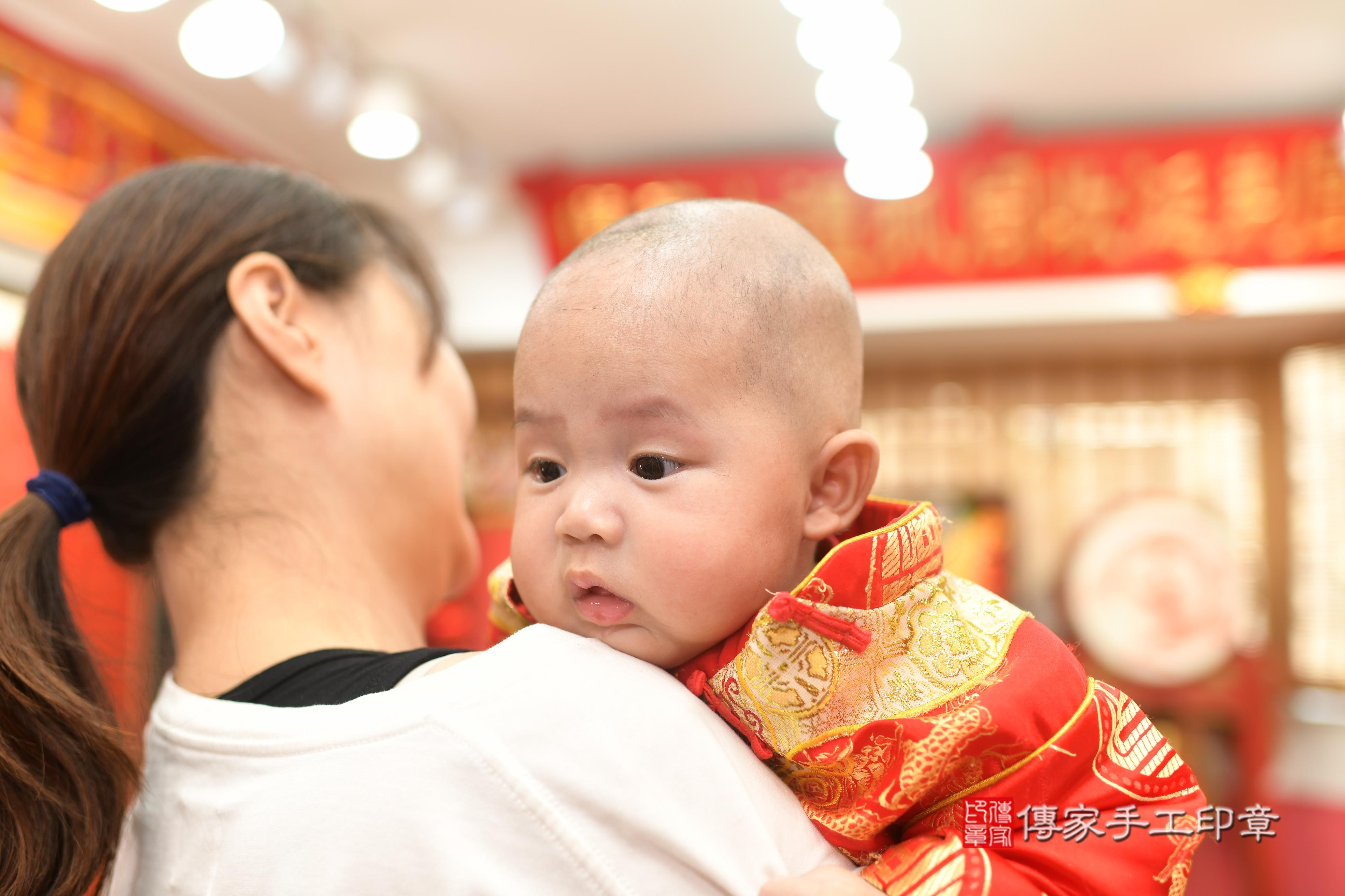傳家手工印章高雄店、抓周、度脺、中國風會場、傳家嬰兒古禮、吉祥話、抓周道具物品24種、拍照。抓周證書。寶寶抓周、滿周歲、生日快樂、祝福