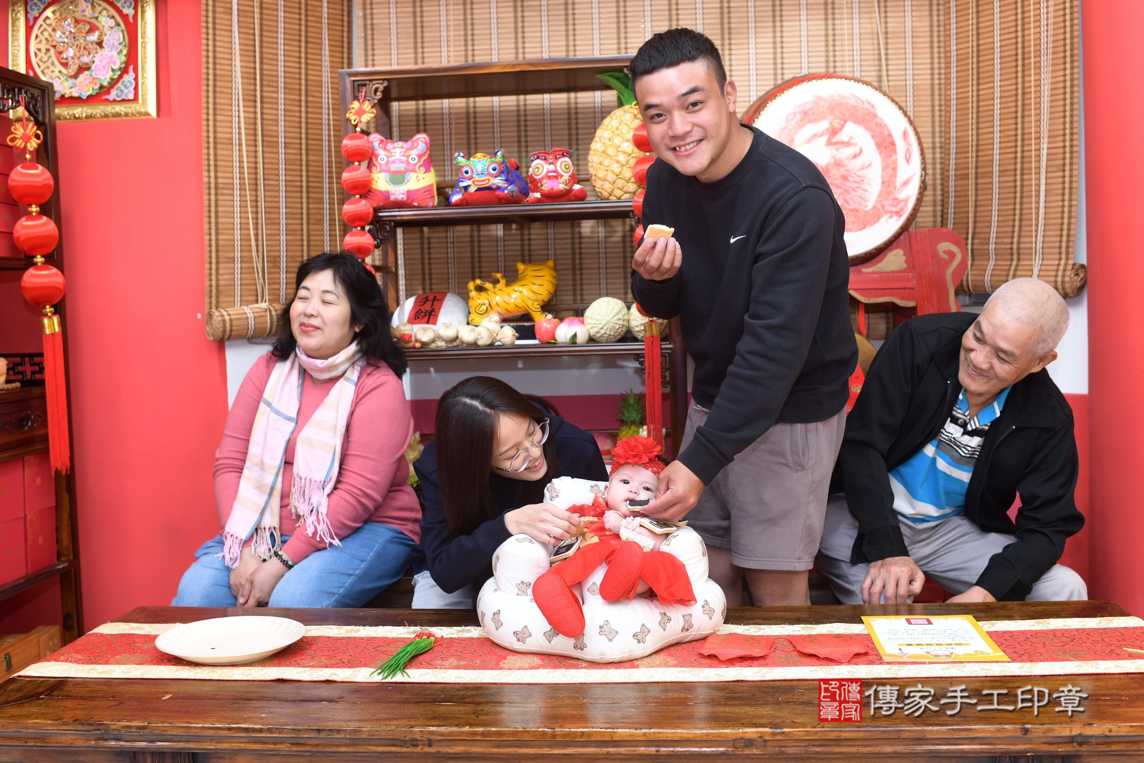 傳家手工印章高雄店、抓周、度脺、中國風會場、傳家嬰兒古禮、吉祥話、抓周道具物品24種、拍照。抓周證書。寶寶抓周、滿周歲、生日快樂、祝福