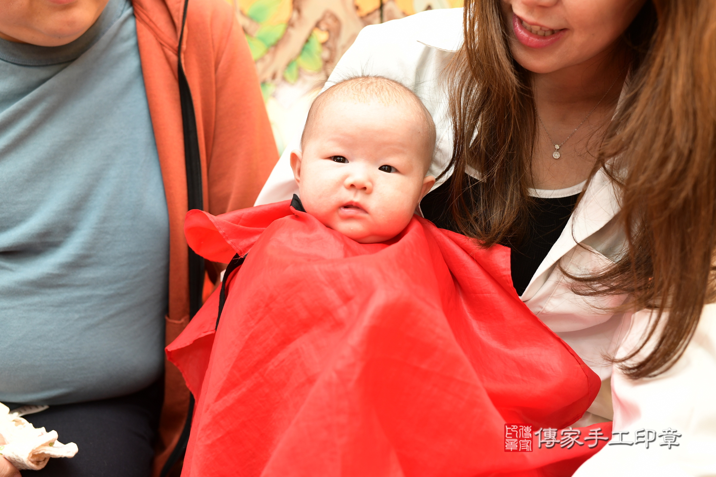 玲玲寶寶(台北市大同區嬰兒寶寶滿月剃頭理髮、嬰兒剃胎毛儀式吉祥話)。中國風會場，爸媽寶貝穿「日中韓」古裝禮服。專業拍照、證書。★購買「臍帶章、肚臍章、胎毛筆刷印章」贈送：剃頭、收涎、抓周，三選一。2025.1.1，照片13