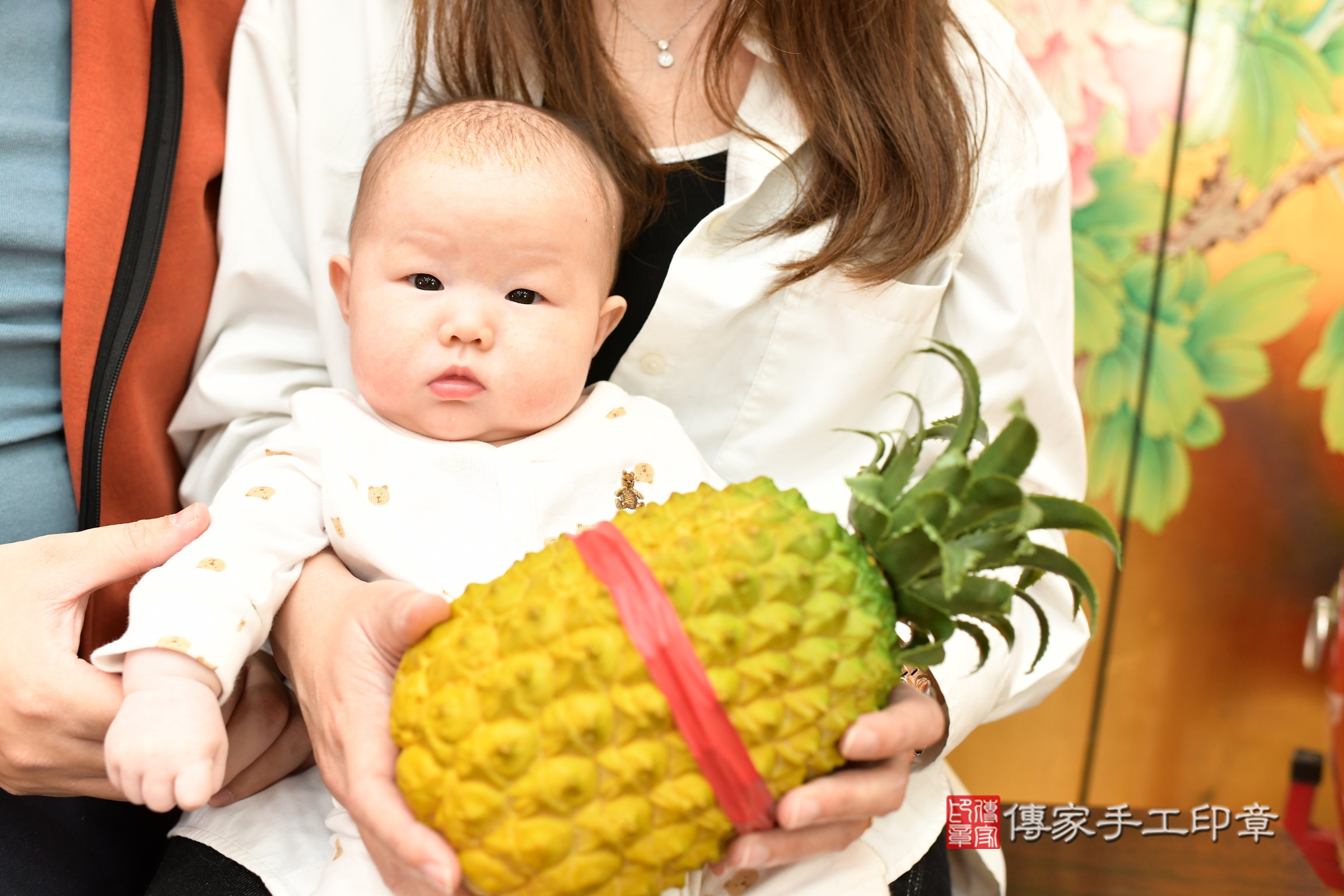玲玲寶寶(台北市大同區嬰兒寶寶滿月剃頭理髮、嬰兒剃胎毛儀式吉祥話)。中國風會場，爸媽寶貝穿「日中韓」古裝禮服。專業拍照、證書。★購買「臍帶章、肚臍章、胎毛筆刷印章」贈送：剃頭、收涎、抓周，三選一。2025.1.1，照片9