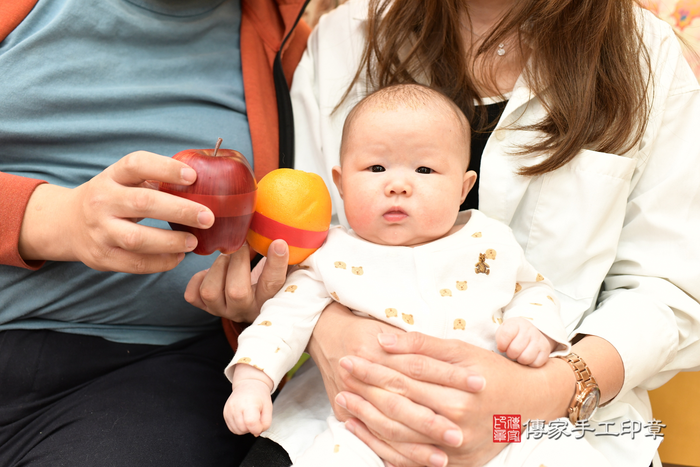 玲玲寶寶(台北市大同區嬰兒寶寶滿月剃頭理髮、嬰兒剃胎毛儀式吉祥話)。中國風會場，爸媽寶貝穿「日中韓」古裝禮服。專業拍照、證書。★購買「臍帶章、肚臍章、胎毛筆刷印章」贈送：剃頭、收涎、抓周，三選一。2025.1.1，照片6