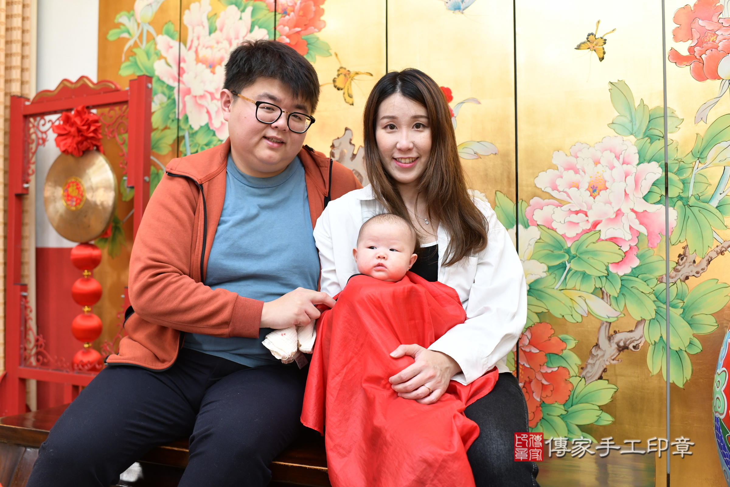玲玲寶寶(台北市大同區嬰兒寶寶滿月剃頭理髮、嬰兒剃胎毛儀式吉祥話)。中國風會場，爸媽寶貝穿「日中韓」古裝禮服。專業拍照、證書。★購買「臍帶章、肚臍章、胎毛筆刷印章」贈送：剃頭、收涎、抓周，三選一。2025.1.1，照片12