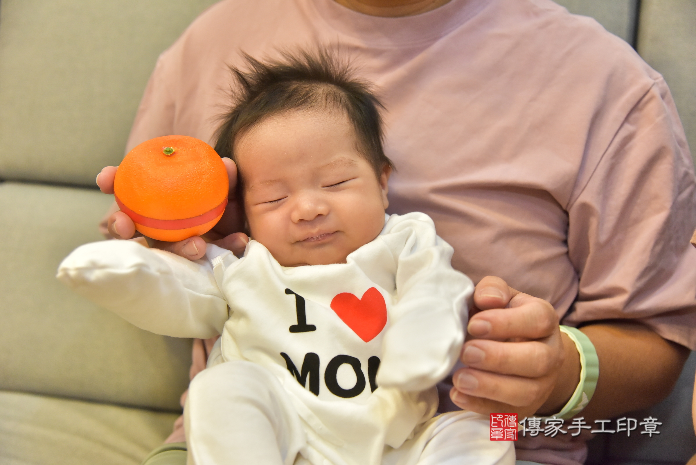 騏騏寶寶(新北市淡水區到府嬰兒騏騏寶寶滿月剃頭理髮、到府嬰兒剃胎毛儀式吉祥話)。到府剃頭剃胎毛主持、專業拍照、證書。★購買「臍帶章、肚臍章、胎毛筆刷印章」贈送：剃頭、收涎、抓周，三選一。2025.1.3，照片6