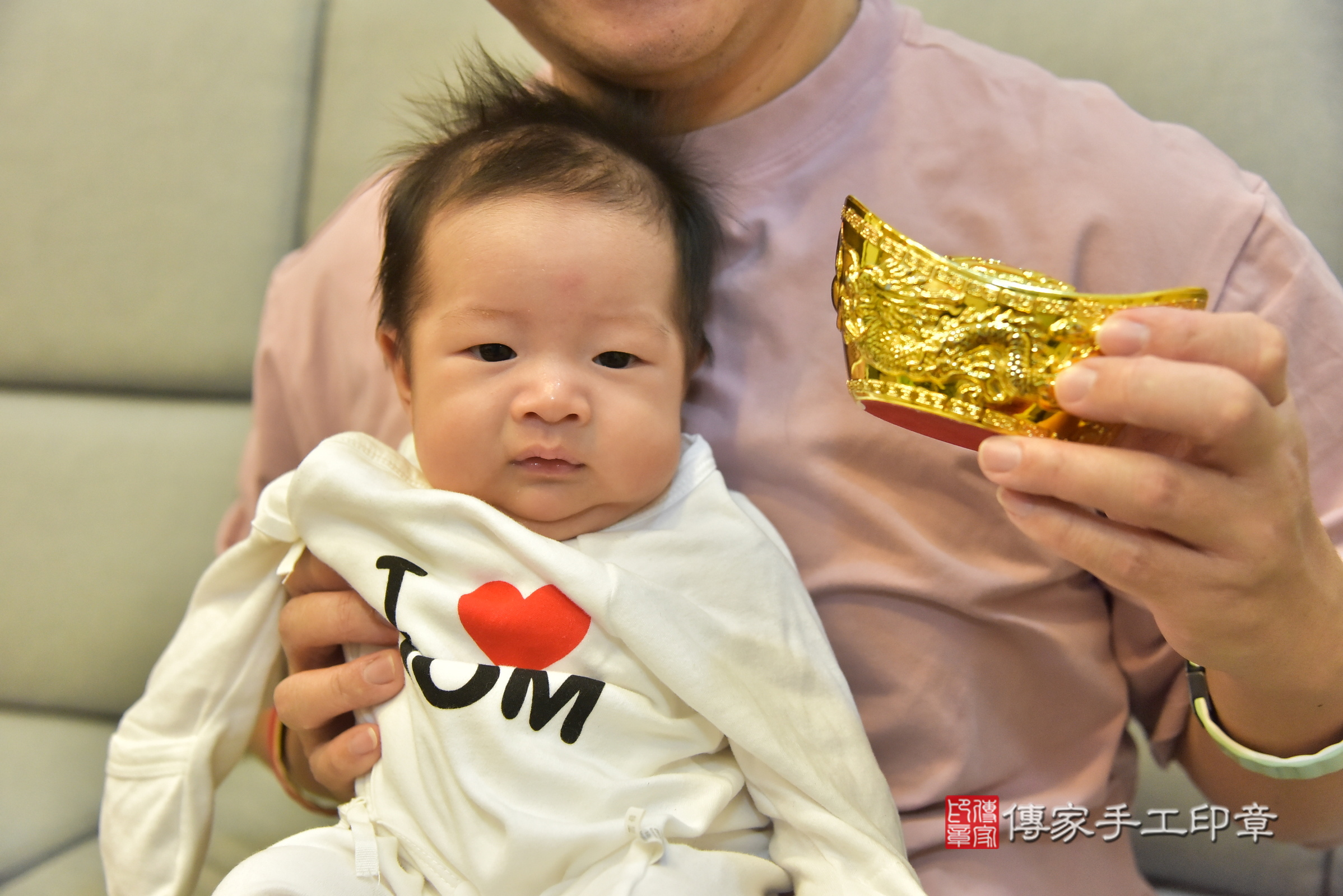 騏騏寶寶(新北市淡水區到府嬰兒騏騏寶寶滿月剃頭理髮、到府嬰兒剃胎毛儀式吉祥話)。到府剃頭剃胎毛主持、專業拍照、證書。★購買「臍帶章、肚臍章、胎毛筆刷印章」贈送：剃頭、收涎、抓周，三選一。2025.1.3，照片10