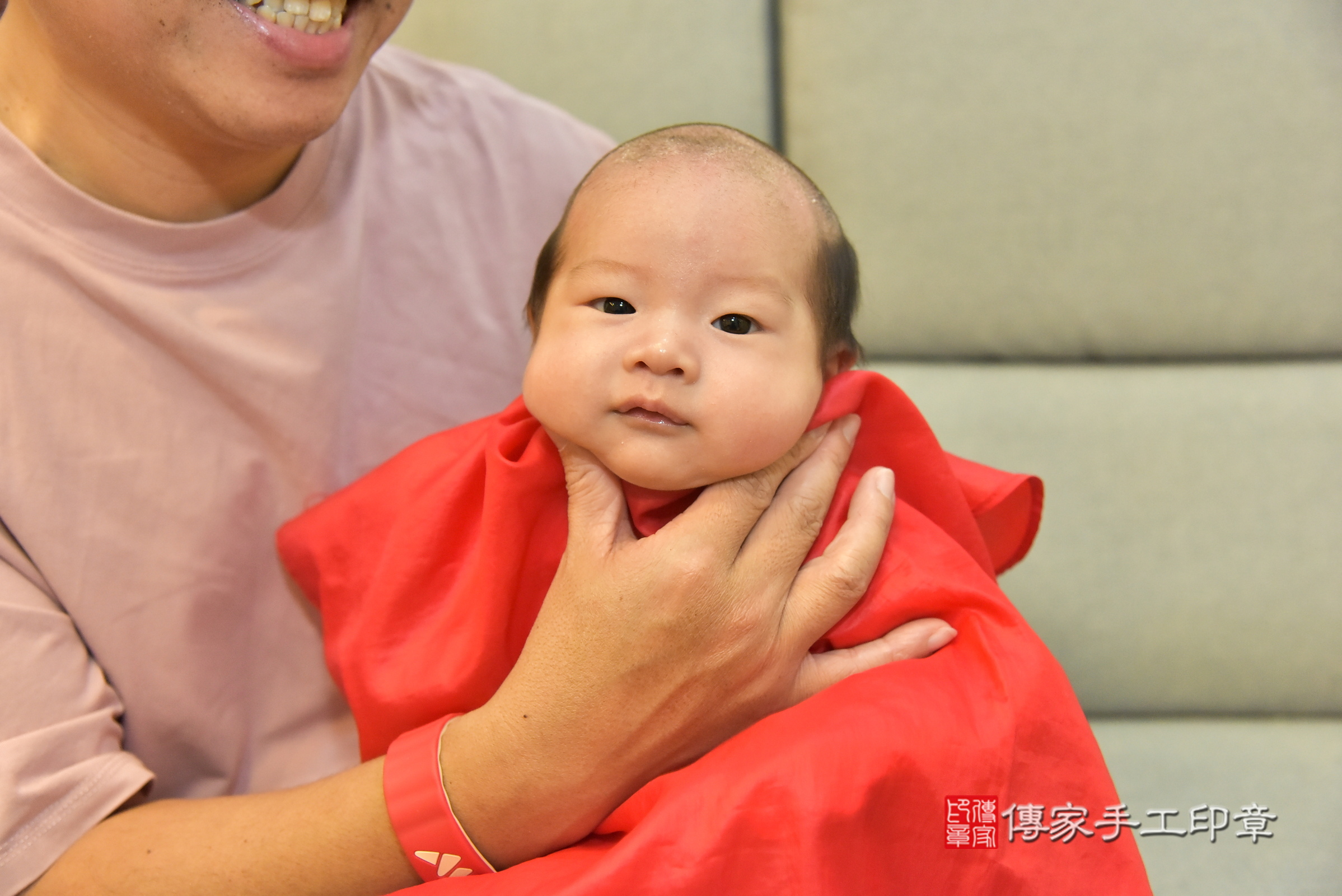 騏騏寶寶(新北市淡水區到府嬰兒騏騏寶寶滿月剃頭理髮、到府嬰兒剃胎毛儀式吉祥話)。到府剃頭剃胎毛主持、專業拍照、證書。★購買「臍帶章、肚臍章、胎毛筆刷印章」贈送：剃頭、收涎、抓周，三選一。2025.1.3，照片14