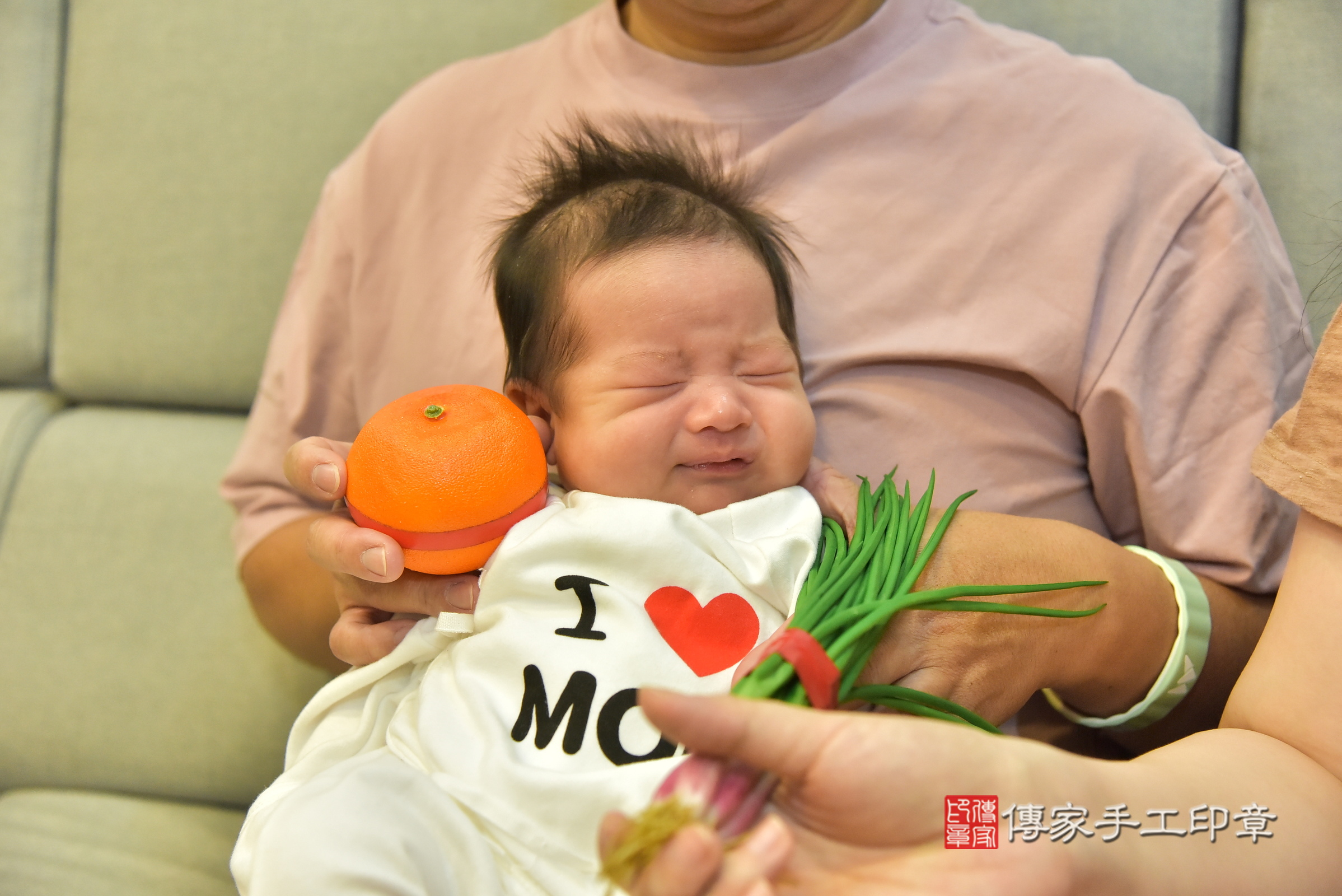 騏騏寶寶(新北市淡水區到府嬰兒騏騏寶寶滿月剃頭理髮、到府嬰兒剃胎毛儀式吉祥話)。到府剃頭剃胎毛主持、專業拍照、證書。★購買「臍帶章、肚臍章、胎毛筆刷印章」贈送：剃頭、收涎、抓周，三選一。2025.1.3，照片7