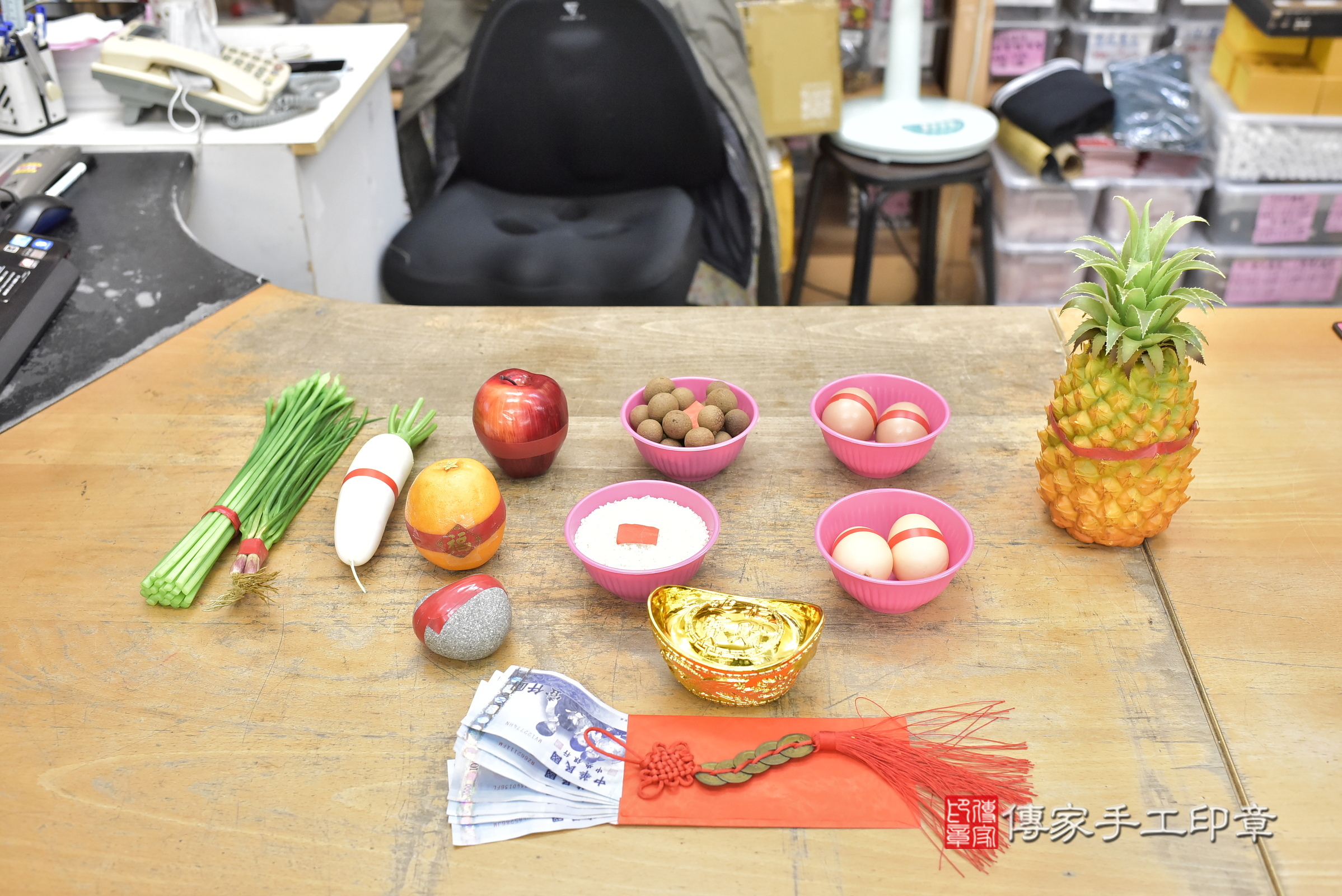 小鑫寶寶(新北市永和區嬰兒寶寶滿月剃頭理髮、嬰兒剃胎毛儀式吉祥話)。中國風會場，爸媽寶貝穿「日中韓」古裝禮服。專業拍照、證書。★購買「臍帶章、肚臍章、胎毛筆刷印章」贈送：剃頭、收涎、抓周，三選一。2025.1.6，照片3