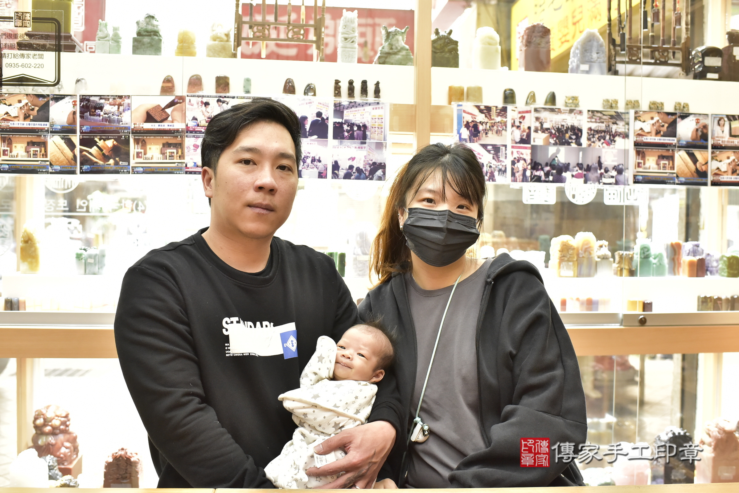 小鑫寶寶(新北市永和區嬰兒寶寶滿月剃頭理髮、嬰兒剃胎毛儀式吉祥話)。中國風會場，爸媽寶貝穿「日中韓」古裝禮服。專業拍照、證書。★購買「臍帶章、肚臍章、胎毛筆刷印章」贈送：剃頭、收涎、抓周，三選一。2025.1.6，照片2