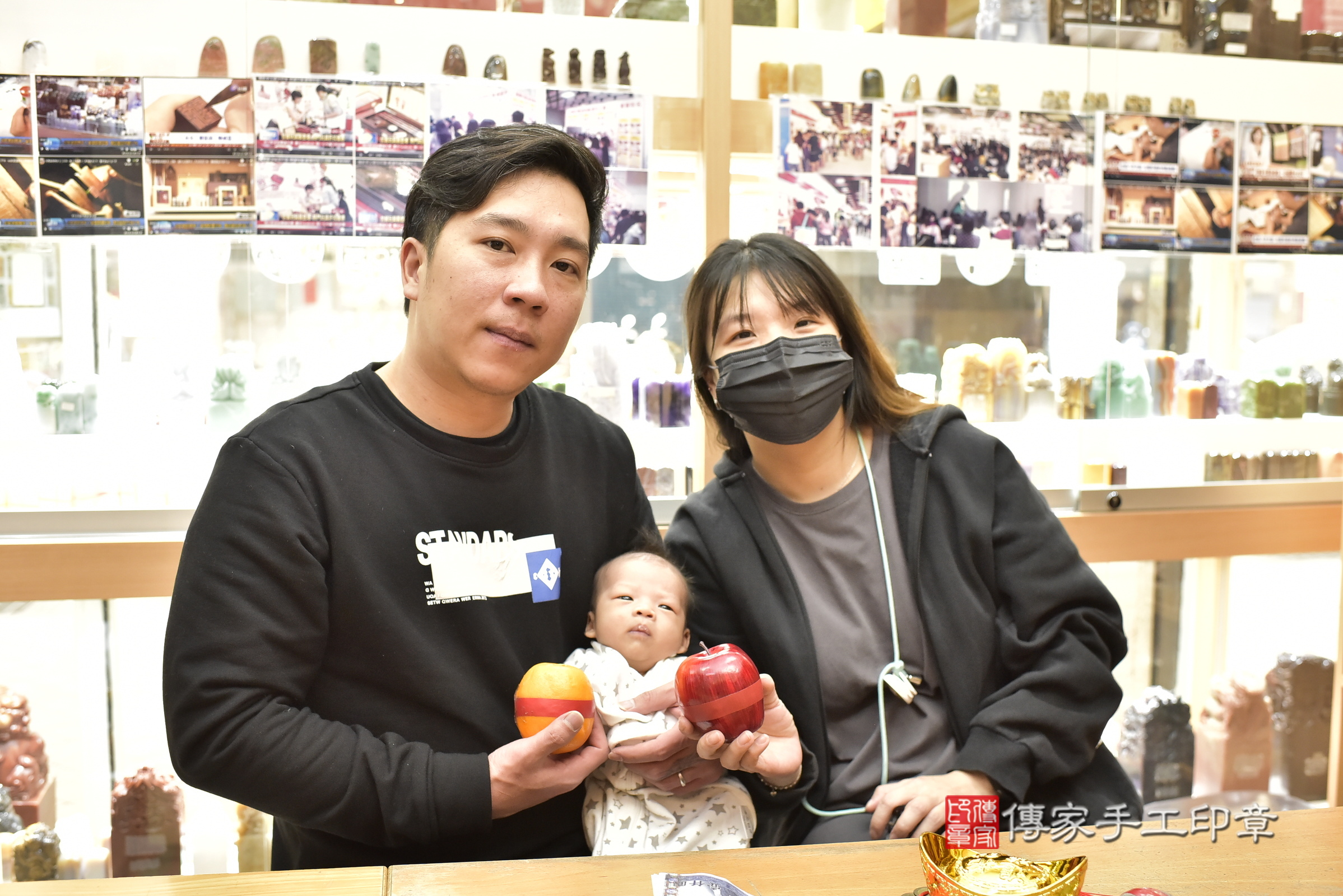 小鑫寶寶(新北市永和區嬰兒寶寶滿月剃頭理髮、嬰兒剃胎毛儀式吉祥話)。中國風會場，爸媽寶貝穿「日中韓」古裝禮服。專業拍照、證書。★購買「臍帶章、肚臍章、胎毛筆刷印章」贈送：剃頭、收涎、抓周，三選一。2025.1.6，照片6