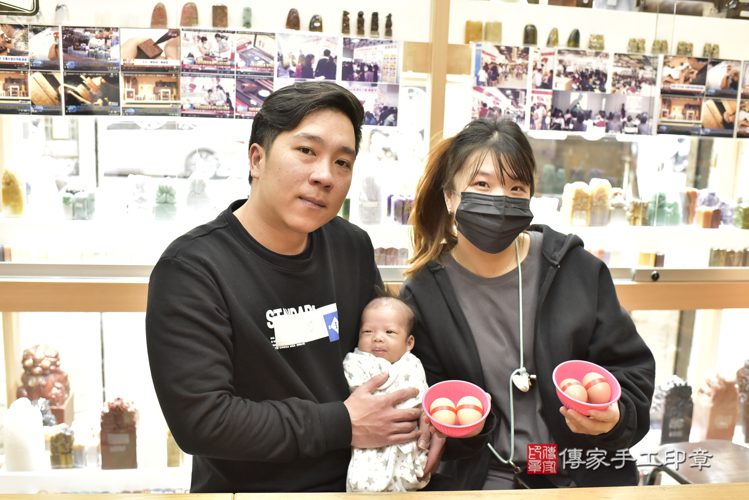 小鑫寶寶(新北市永和區嬰兒寶寶滿月剃頭理髮、嬰兒剃胎毛儀式吉祥話)。中國風會場，爸媽寶貝穿「日中韓」古裝禮服。專業拍照、證書。★購買「臍帶章、肚臍章、胎毛筆刷印章」贈送：剃頭、收涎、抓周，三選一。2025.1.6，照片4
