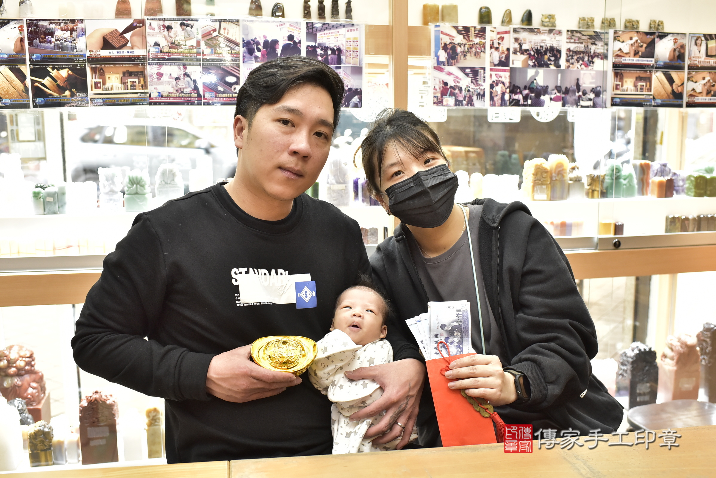 小鑫寶寶(新北市永和區嬰兒寶寶滿月剃頭理髮、嬰兒剃胎毛儀式吉祥話)。中國風會場，爸媽寶貝穿「日中韓」古裝禮服。專業拍照、證書。★購買「臍帶章、肚臍章、胎毛筆刷印章」贈送：剃頭、收涎、抓周，三選一。2025.1.6，照片9