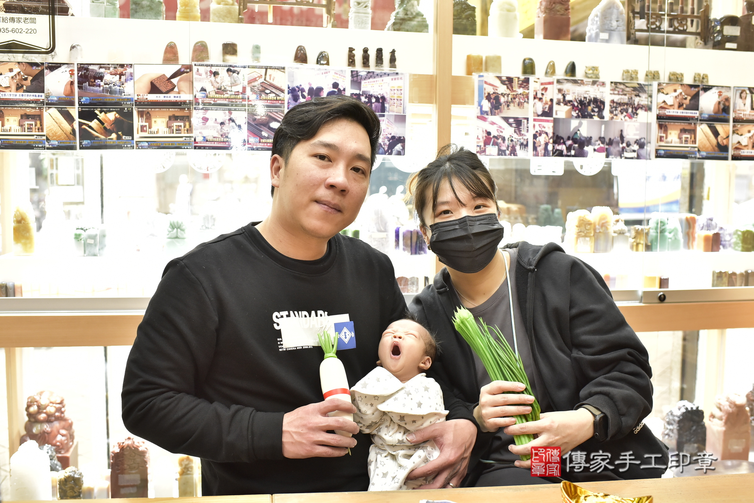 小鑫寶寶(新北市永和區嬰兒寶寶滿月剃頭理髮、嬰兒剃胎毛儀式吉祥話)。中國風會場，爸媽寶貝穿「日中韓」古裝禮服。專業拍照、證書。★購買「臍帶章、肚臍章、胎毛筆刷印章」贈送：剃頭、收涎、抓周，三選一。2025.1.6，照片7