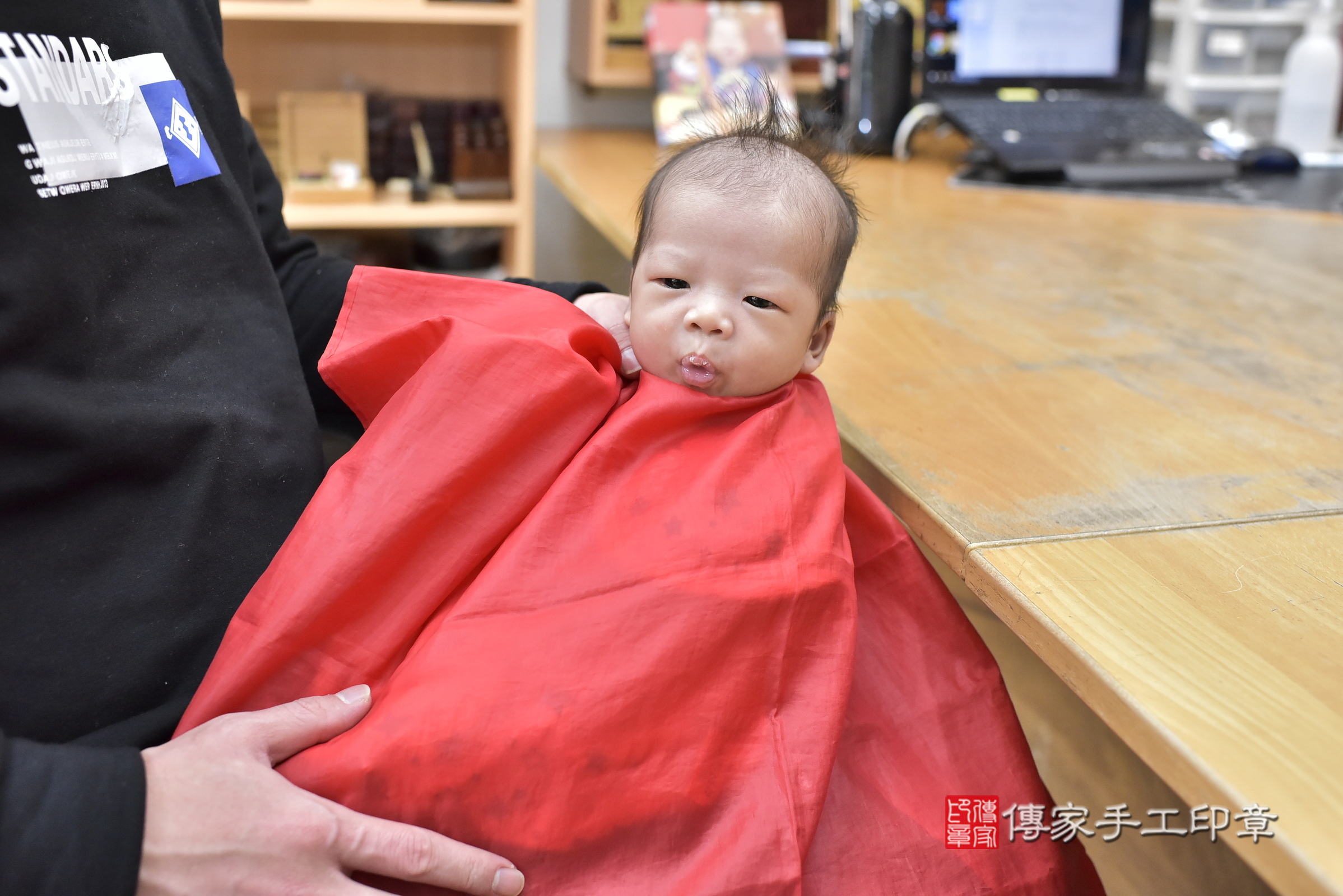 小鑫寶寶(新北市永和區嬰兒寶寶滿月剃頭理髮、嬰兒剃胎毛儀式吉祥話)。中國風會場，爸媽寶貝穿「日中韓」古裝禮服。專業拍照、證書。★購買「臍帶章、肚臍章、胎毛筆刷印章」贈送：剃頭、收涎、抓周，三選一。2025.1.6，照片10