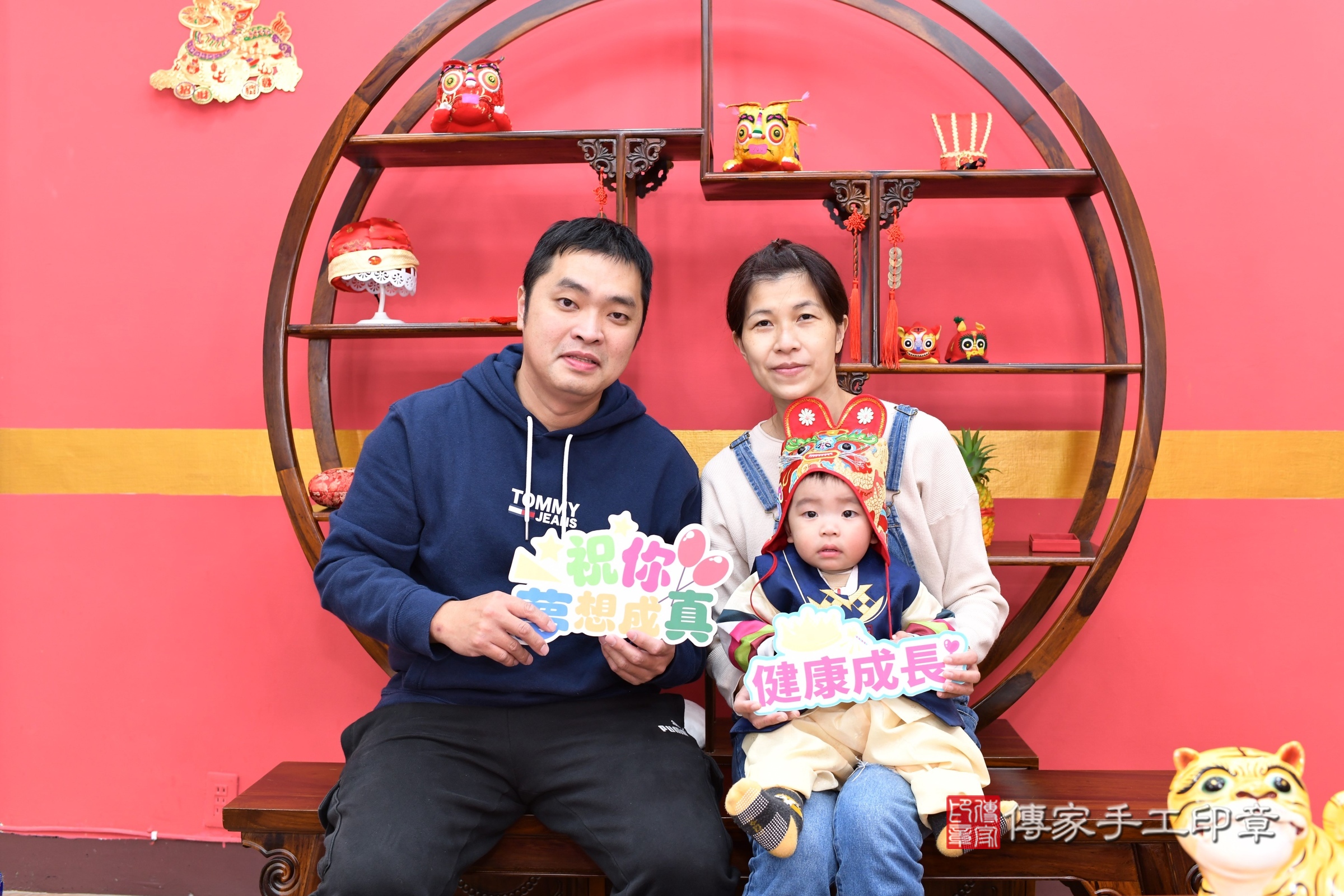 新北市永和區暘暘寶寶抓周推薦：傳家新北店抓周度脺中國風會場，嬰兒古禮抓周流程儀式吉祥話、抓周道具物品24種、拍照。抓周證書。2025.1.7，照片9