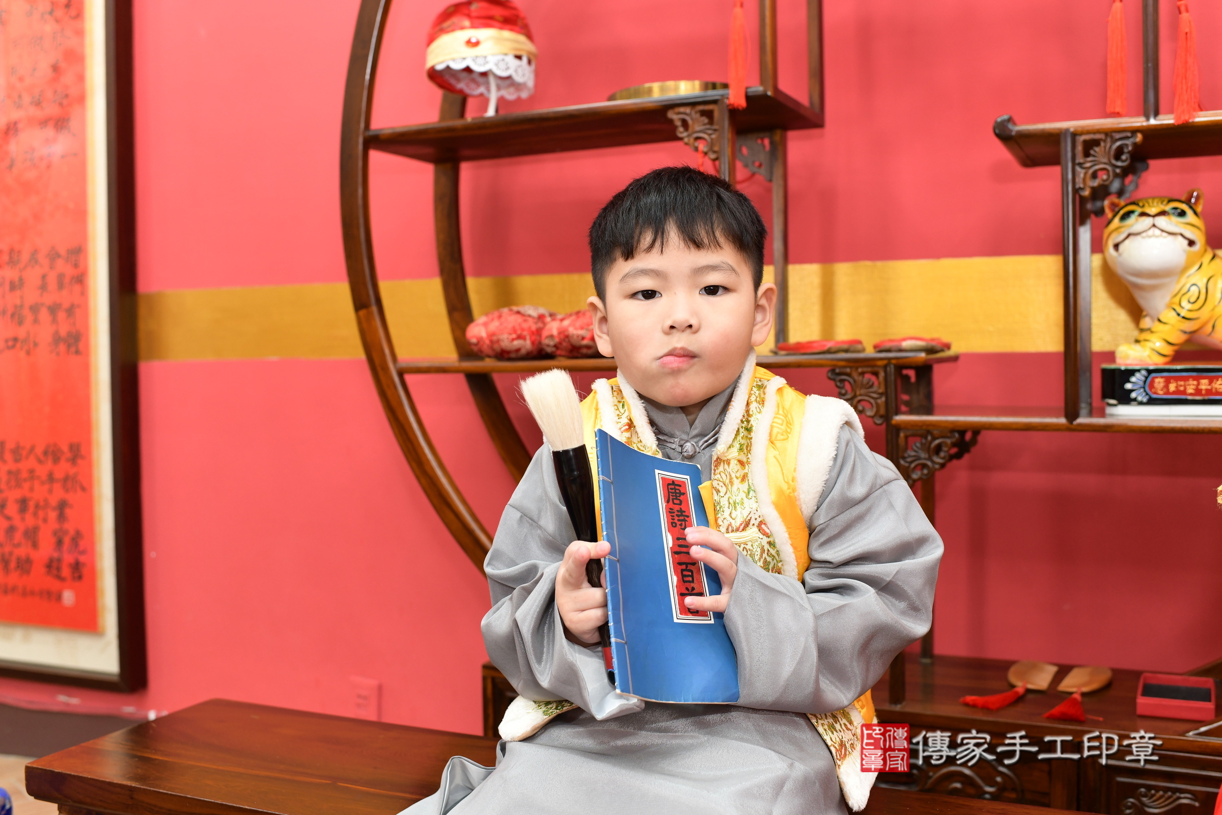 新北市永和區小宇寶寶收涎推薦：傳家新北店收涎中國風會場，嬰兒古禮收涎收口水流程儀式、收涎吉祥話、收涎餅乾、收涎拍照。收涎證書。2025.1.11，照片11