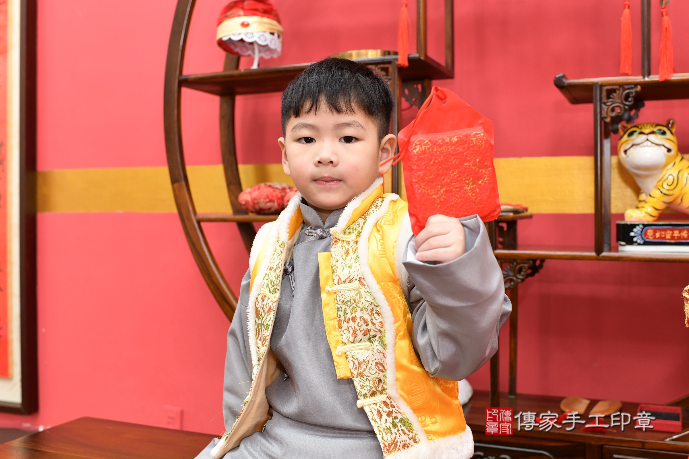 新北市永和區小宇寶寶收涎推薦：傳家新北店收涎中國風會場，嬰兒古禮收涎收口水流程儀式、收涎吉祥話、收涎餅乾、收涎拍照。收涎證書。2025.1.11，照片9