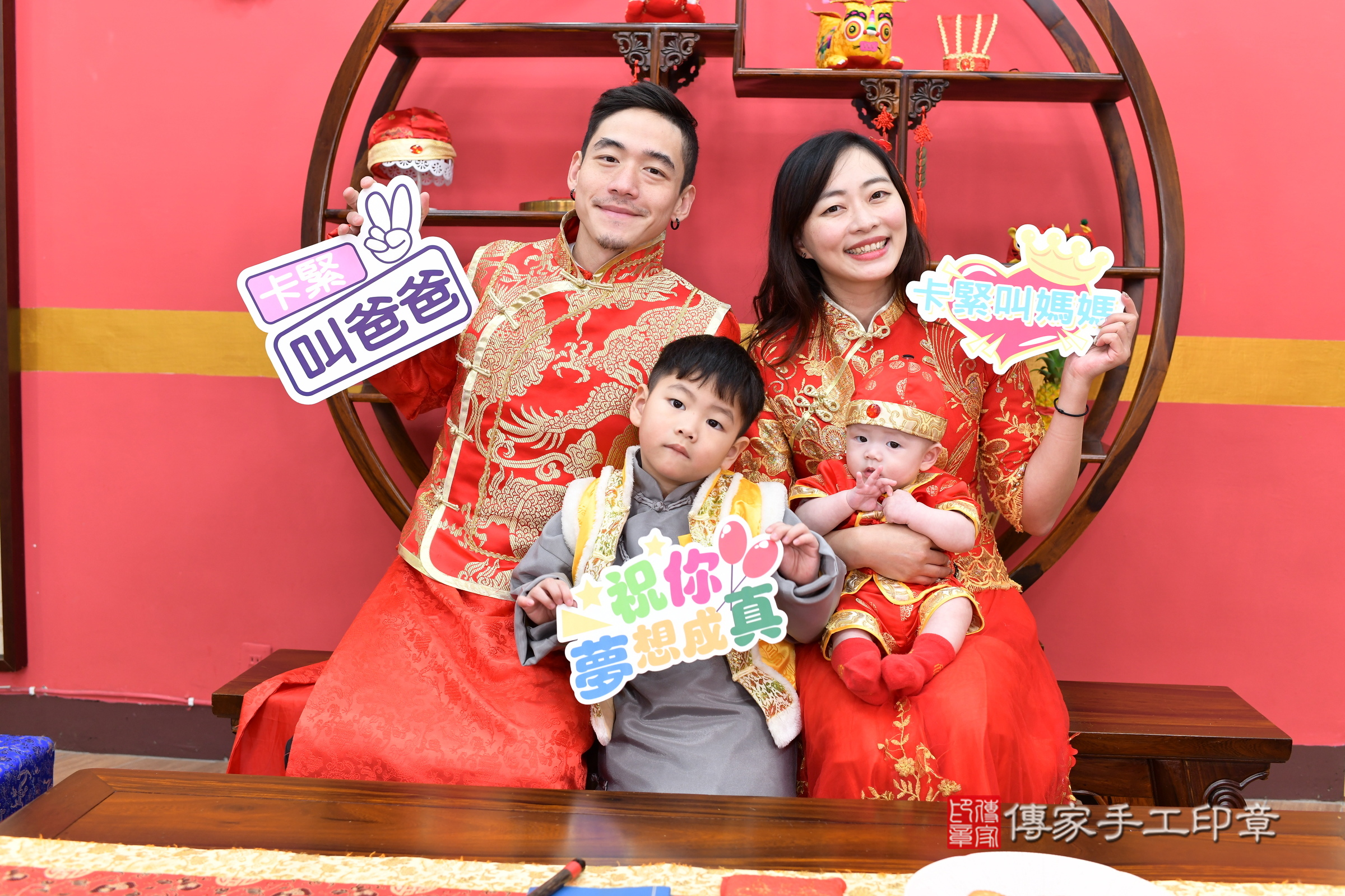 新北市永和區小宇寶寶收涎推薦：傳家新北店收涎中國風會場，嬰兒古禮收涎收口水流程儀式、收涎吉祥話、收涎餅乾、收涎拍照。收涎證書。2025.1.11，照片17