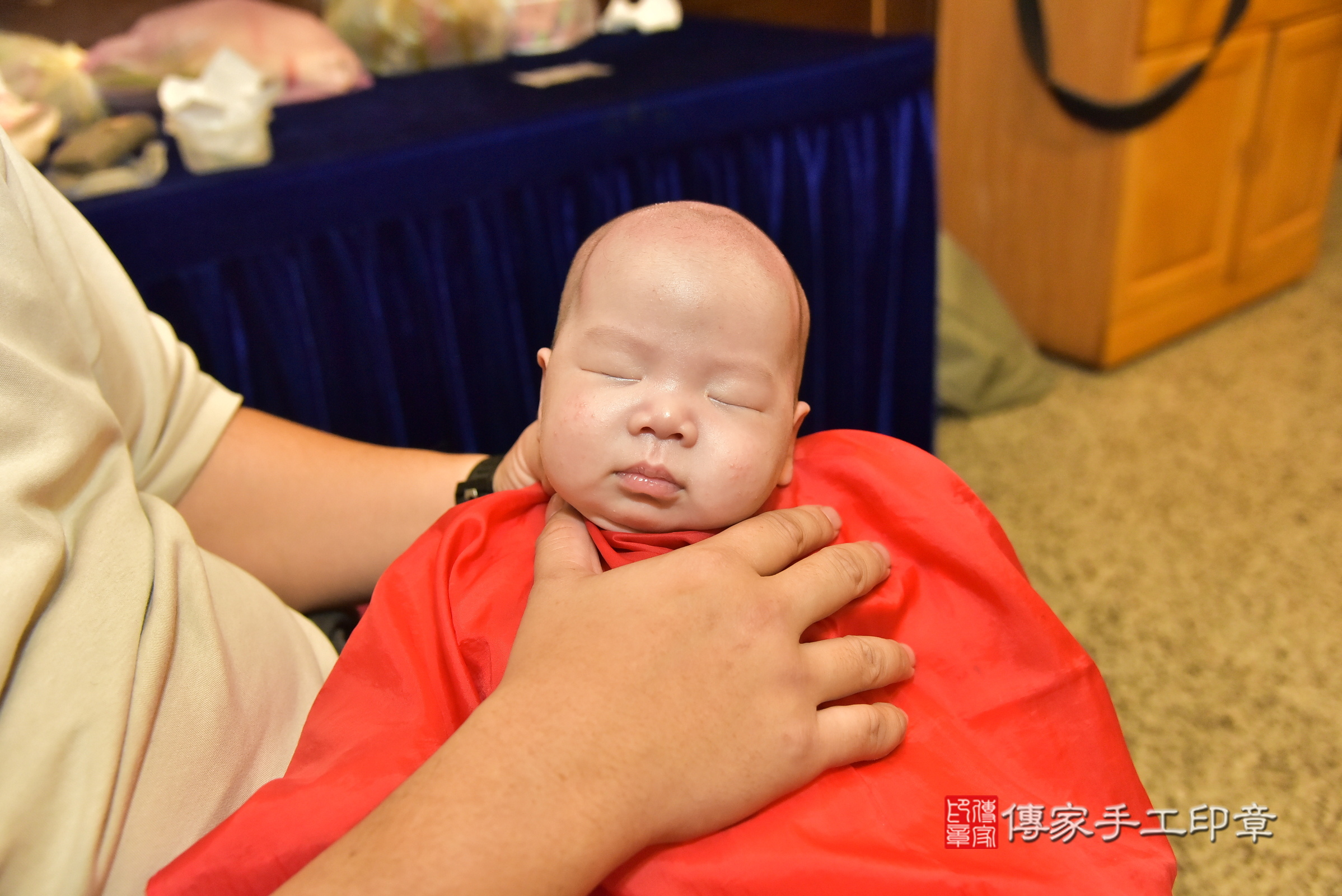 小勛寶寶(新北市林口區到府嬰兒小勛寶寶滿月剃頭理髮、到府嬰兒剃胎毛儀式吉祥話)。到府剃頭剃胎毛主持、專業拍照、證書。★購買「臍帶章、肚臍章、胎毛筆刷印章」贈送：剃頭、收涎、抓周，三選一。2025.1.11，照片20