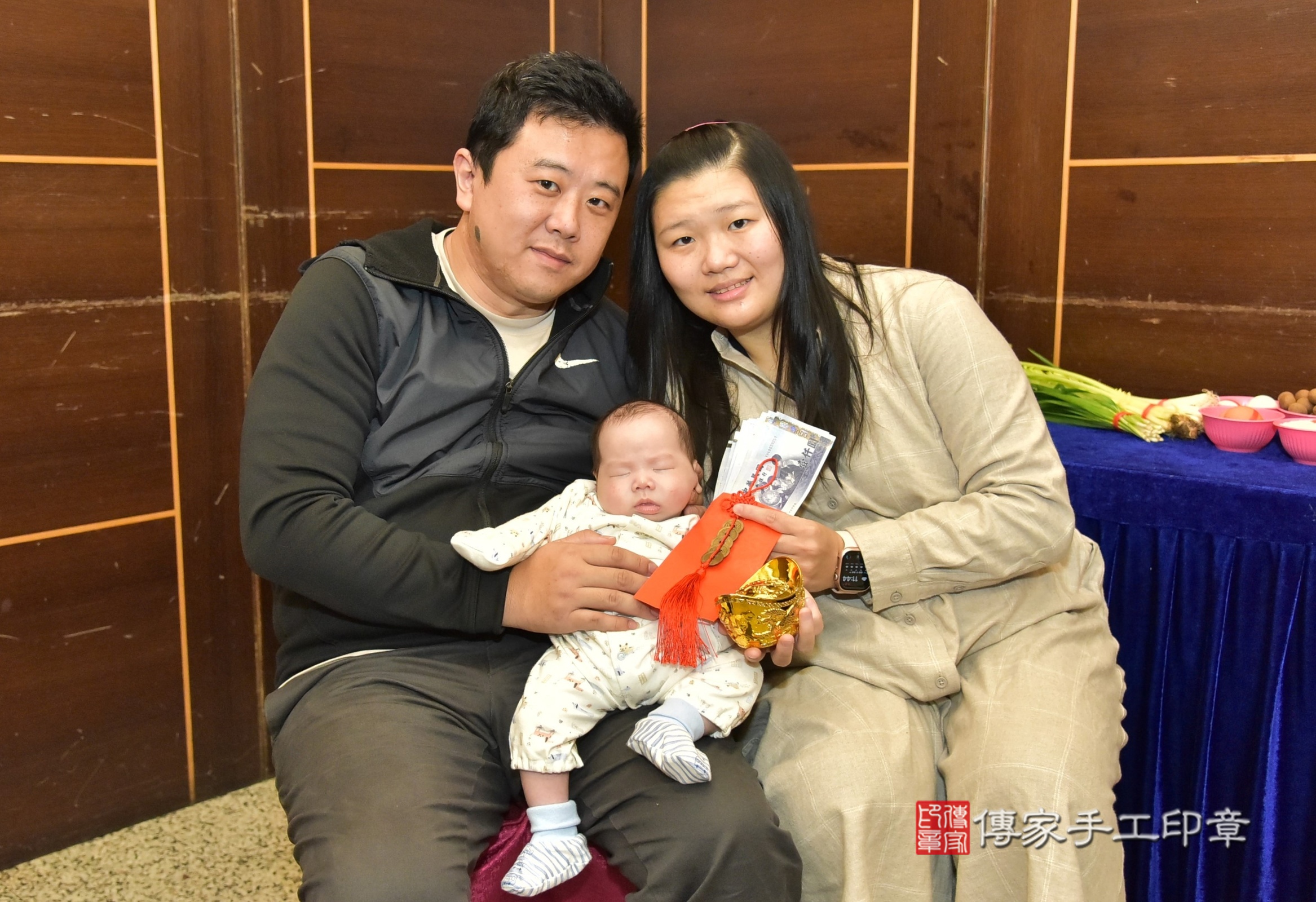 小勛寶寶(新北市林口區到府嬰兒小勛寶寶滿月剃頭理髮、到府嬰兒剃胎毛儀式吉祥話)。到府剃頭剃胎毛主持、專業拍照、證書。★購買「臍帶章、肚臍章、胎毛筆刷印章」贈送：剃頭、收涎、抓周，三選一。2025.1.11，照片17