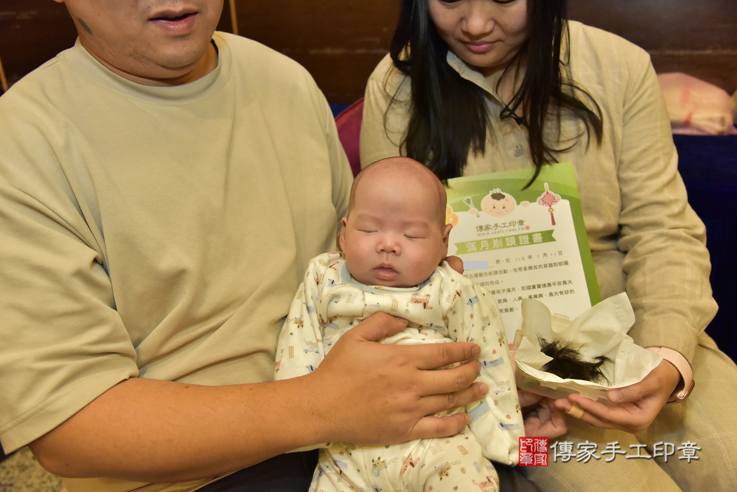 小勛寶寶(新北市林口區到府嬰兒小勛寶寶滿月剃頭理髮、到府嬰兒剃胎毛儀式吉祥話)。到府剃頭剃胎毛主持、專業拍照、證書。★購買「臍帶章、肚臍章、胎毛筆刷印章」贈送：剃頭、收涎、抓周，三選一。2025.1.11，照片21
