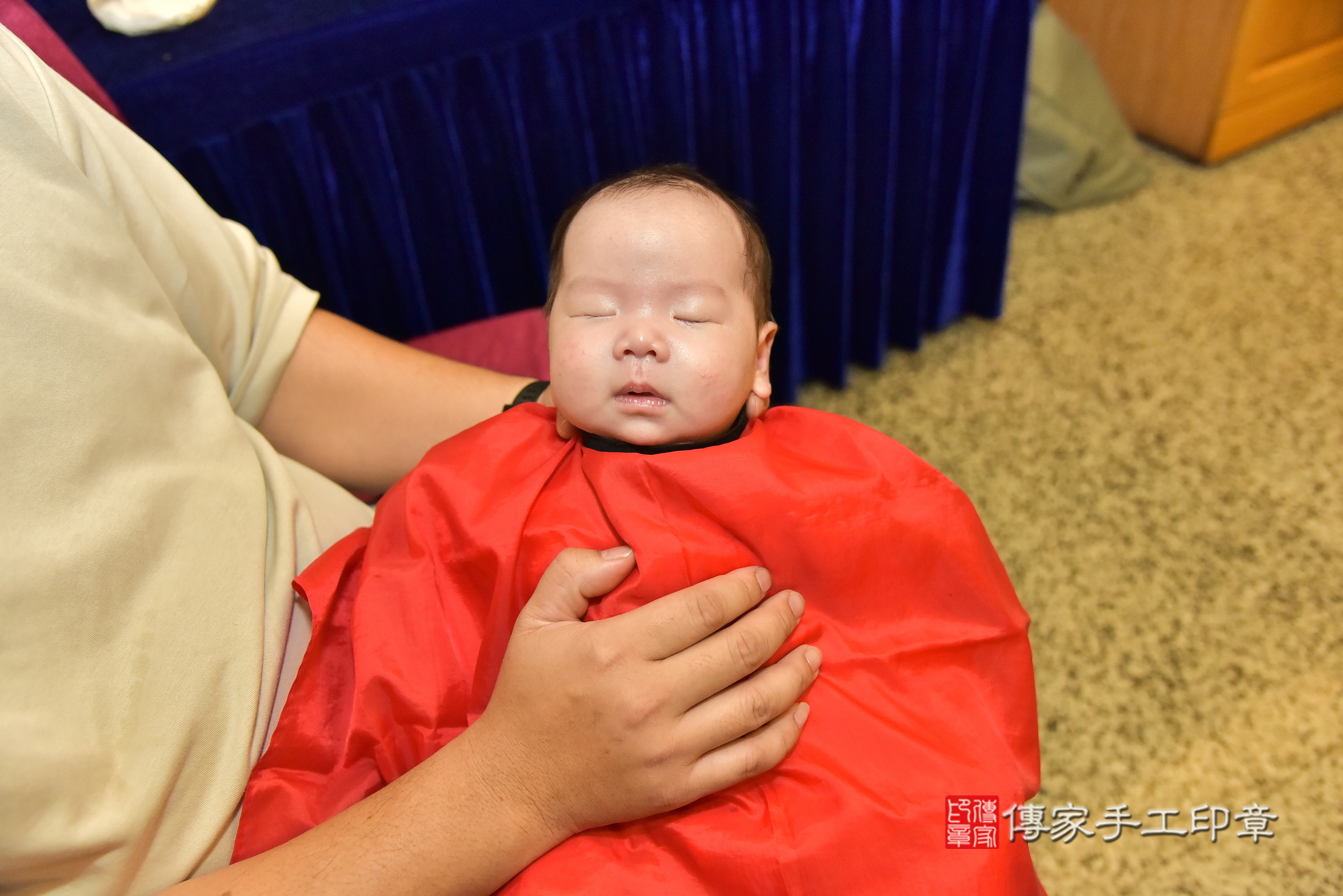 小勛寶寶(新北市林口區到府嬰兒小勛寶寶滿月剃頭理髮、到府嬰兒剃胎毛儀式吉祥話)。到府剃頭剃胎毛主持、專業拍照、證書。★購買「臍帶章、肚臍章、胎毛筆刷印章」贈送：剃頭、收涎、抓周，三選一。2025.1.11，照片19