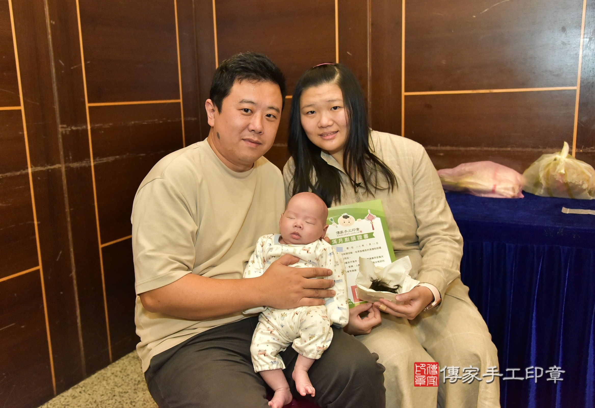 小勛寶寶(新北市林口區到府嬰兒小勛寶寶滿月剃頭理髮、到府嬰兒剃胎毛儀式吉祥話)。到府剃頭剃胎毛主持、專業拍照、證書。★購買「臍帶章、肚臍章、胎毛筆刷印章」贈送：剃頭、收涎、抓周，三選一。2025.1.11，照片22