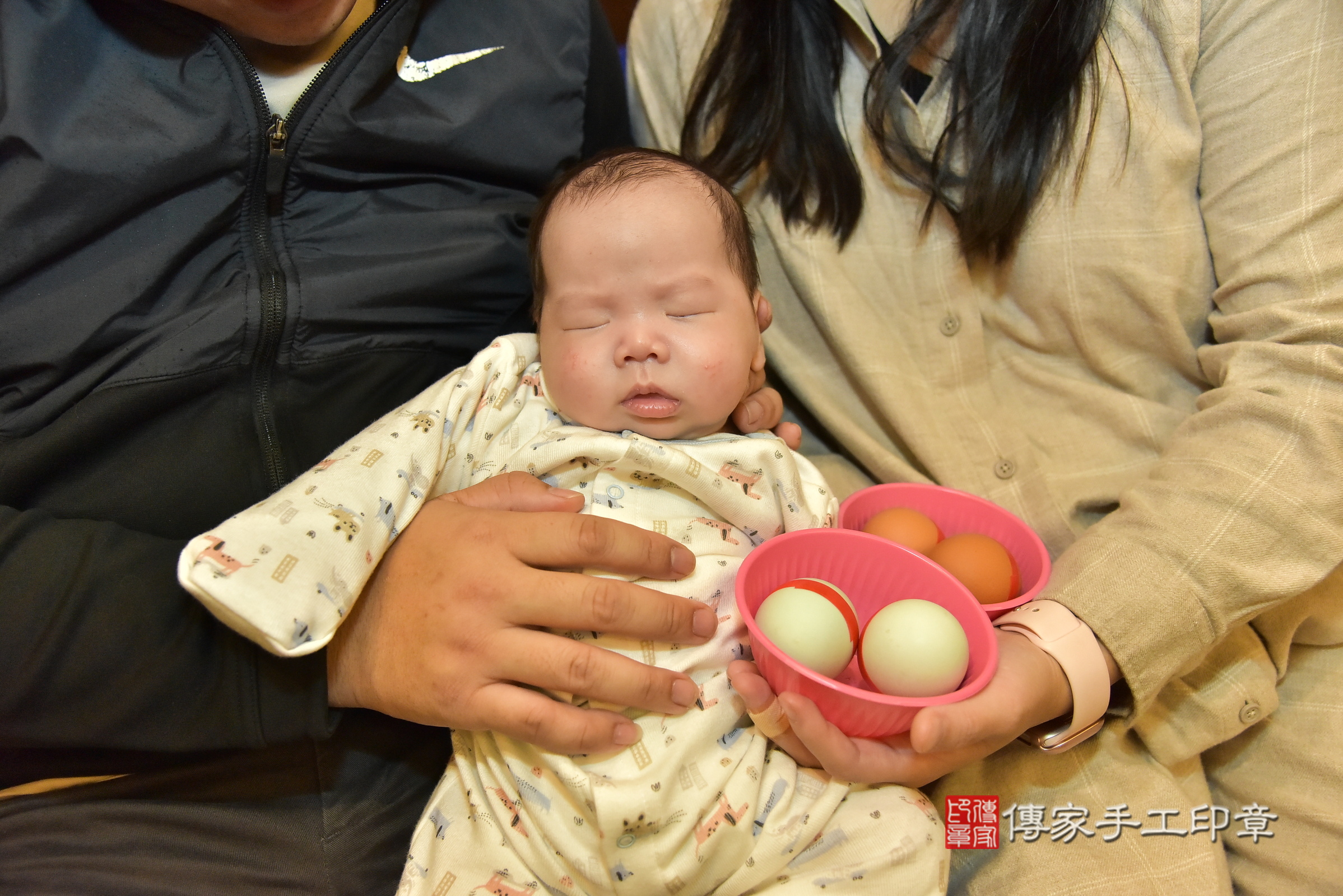 小勛寶寶(新北市林口區到府嬰兒小勛寶寶滿月剃頭理髮、到府嬰兒剃胎毛儀式吉祥話)。到府剃頭剃胎毛主持、專業拍照、證書。★購買「臍帶章、肚臍章、胎毛筆刷印章」贈送：剃頭、收涎、抓周，三選一。2025.1.11，照片6