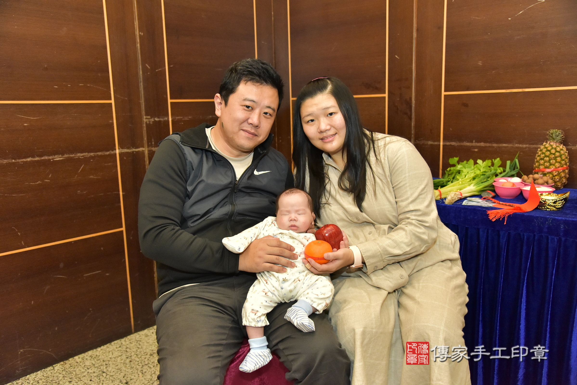 小勛寶寶(新北市林口區到府嬰兒小勛寶寶滿月剃頭理髮、到府嬰兒剃胎毛儀式吉祥話)。到府剃頭剃胎毛主持、專業拍照、證書。★購買「臍帶章、肚臍章、胎毛筆刷印章」贈送：剃頭、收涎、抓周，三選一。2025.1.11，照片9