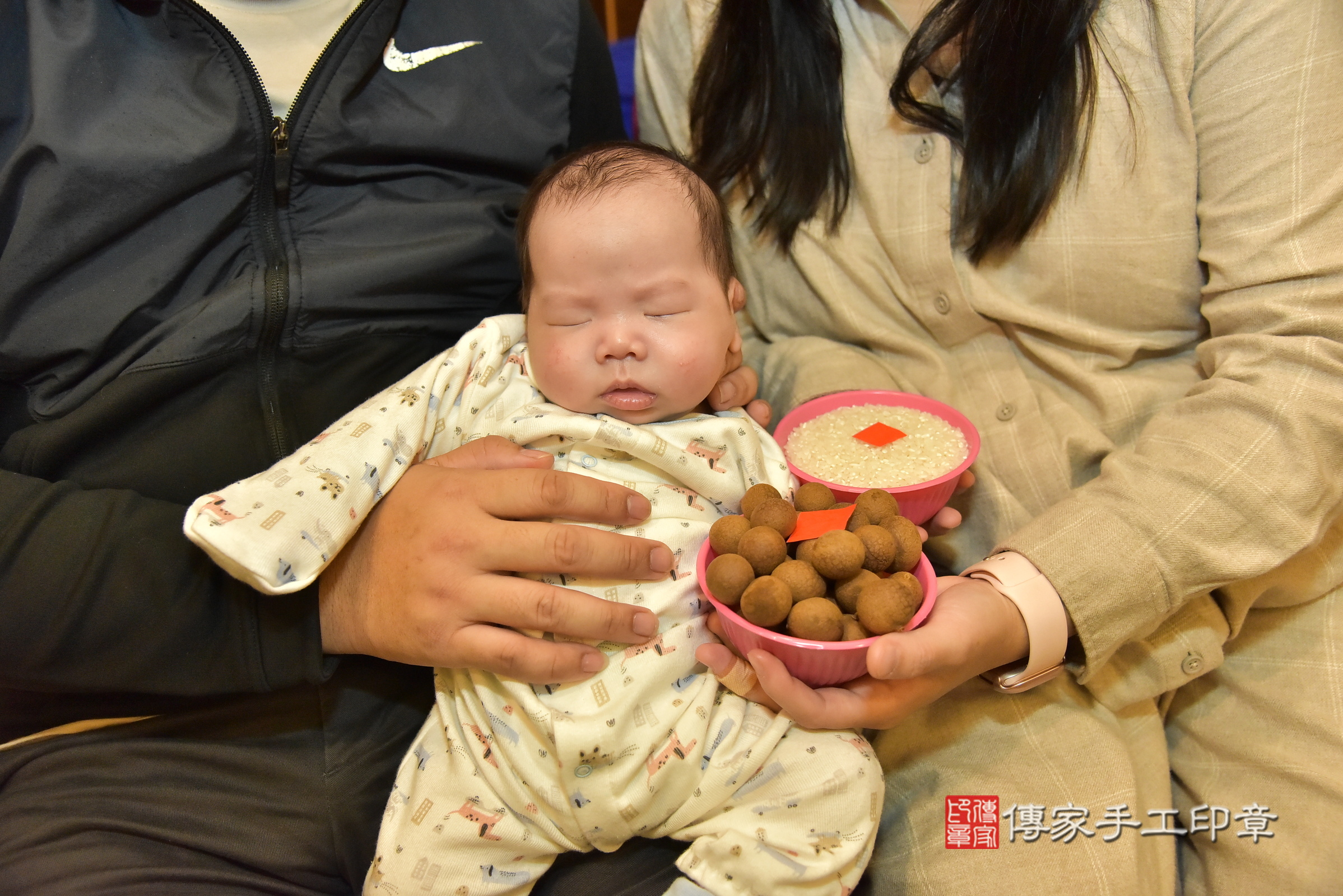 小勛寶寶(新北市林口區到府嬰兒小勛寶寶滿月剃頭理髮、到府嬰兒剃胎毛儀式吉祥話)。到府剃頭剃胎毛主持、專業拍照、證書。★購買「臍帶章、肚臍章、胎毛筆刷印章」贈送：剃頭、收涎、抓周，三選一。2025.1.11，照片8